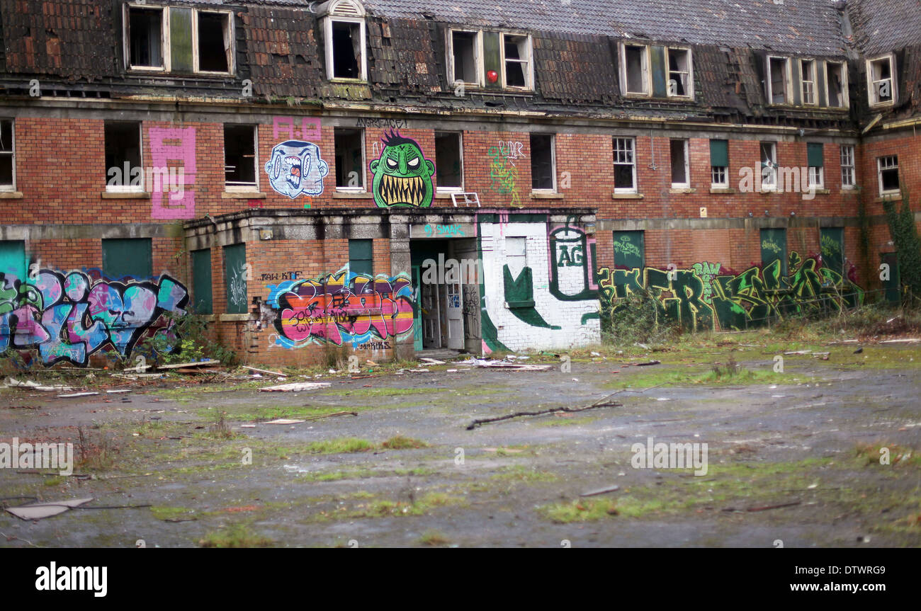 Dicembre 2013 - Derelict edificio coperto di graffiti, Barrow Gurney Metal Hospital, a Somerset, vicino a Bristol, ora un mercato immobiliare up. Foto Stock