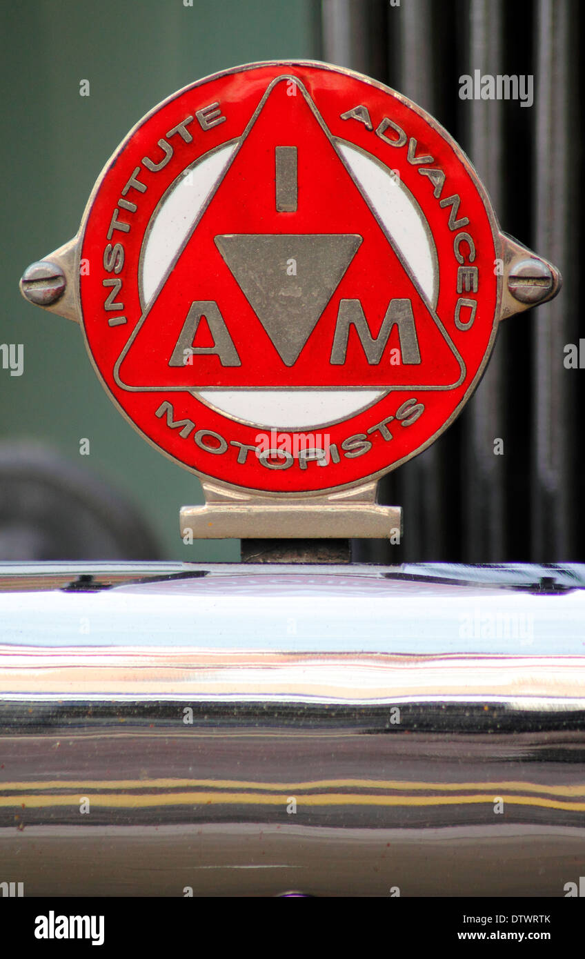 Vintage Institute of Advanced automobilisti (IAM) badge di appartenenza sulla griglia di un'auto d'epoca in Inghilterra, Regno Unito Foto Stock