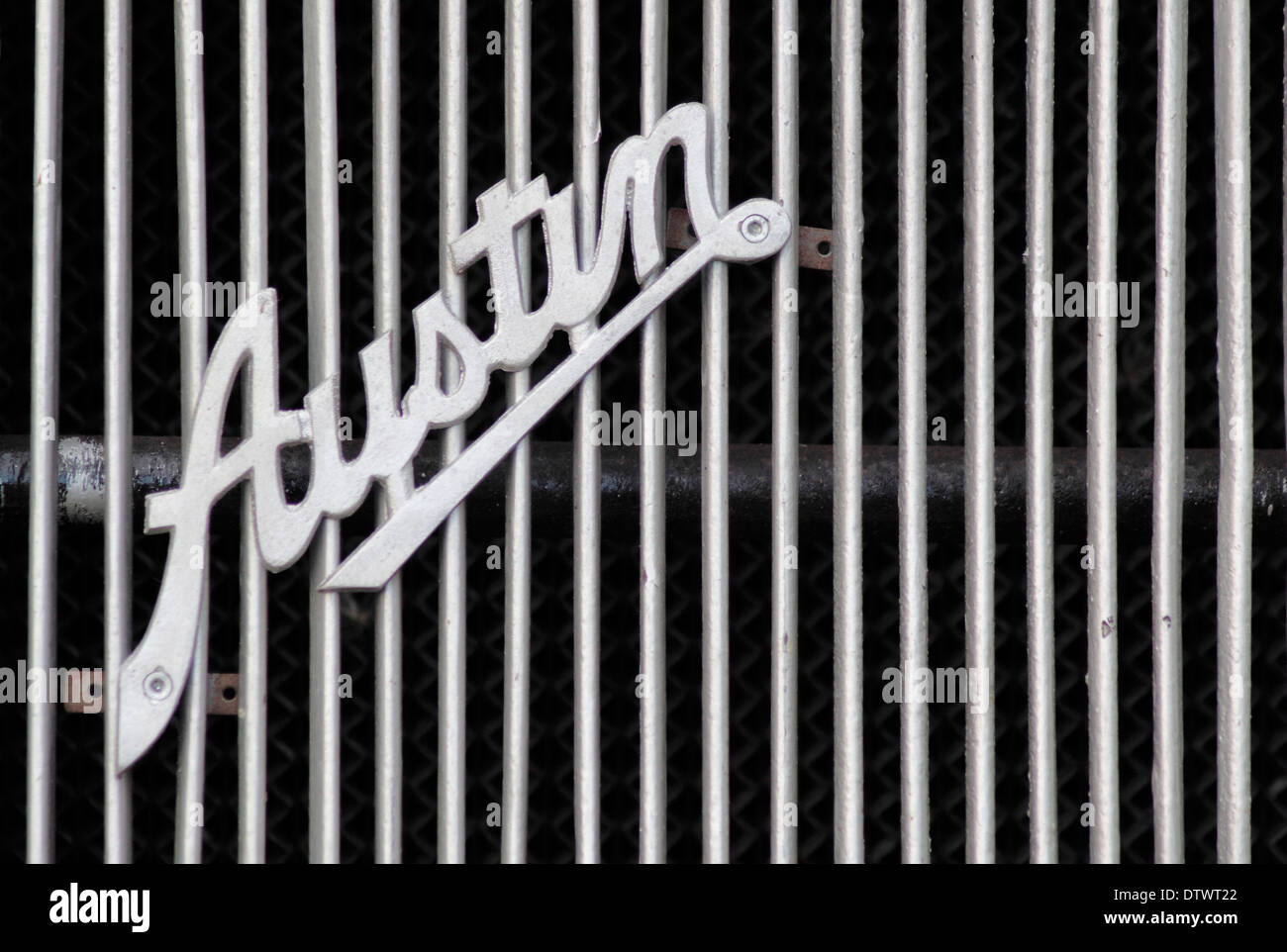 Austin logo badge su vintage motore Austin auto griglia, Regno Unito - close-up Foto Stock