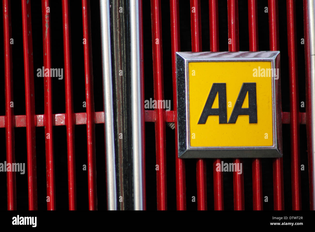 AA (Automobile Association) badge sulla griglia di auto d'epoca in Inghilterra, Regno Unito Foto Stock