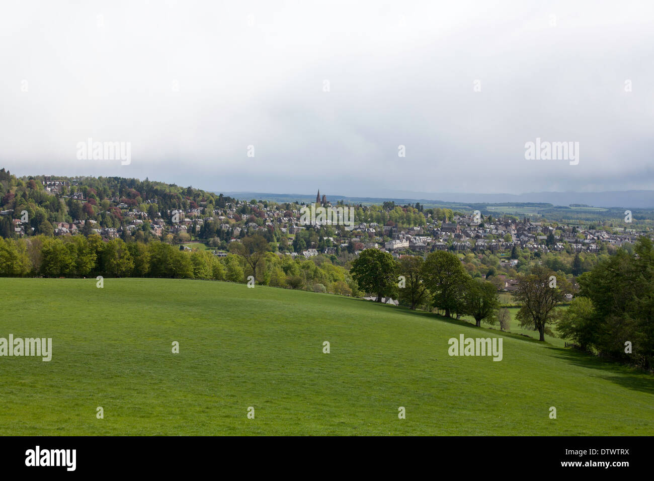 Una vista della città di Crieff da un sentiero locale su una soleggiata giornata di primavera Perth and Kinross in Scozia Foto Stock