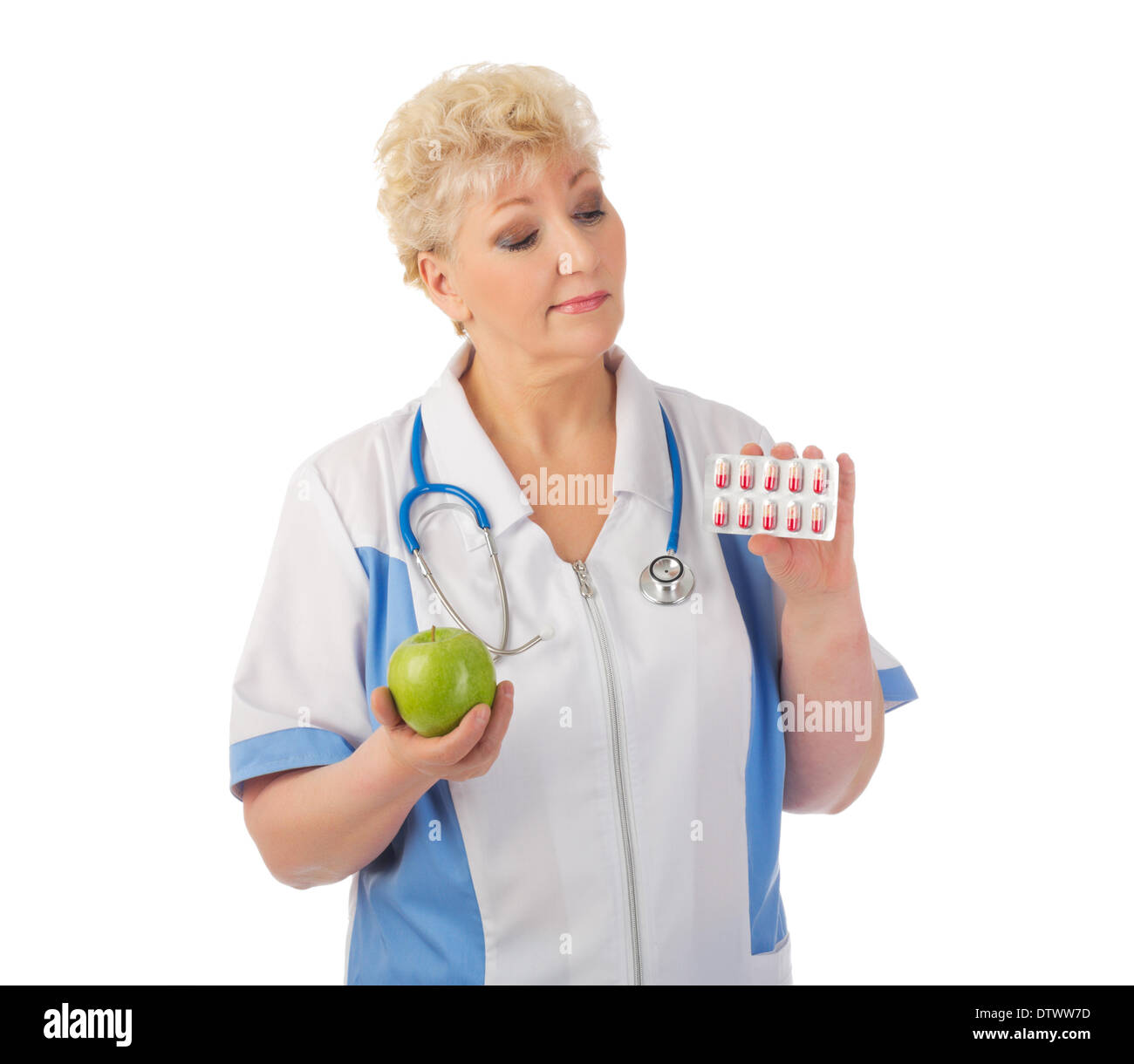Medico maturo con Apple e pillole isolato Foto Stock