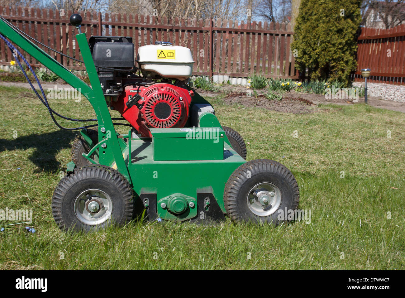 Aeratore prato.Un prato aeratore è un giardino attrezzo o macchina  progettata per aerare il terreno nel quale prato erbe crescere Foto stock -  Alamy