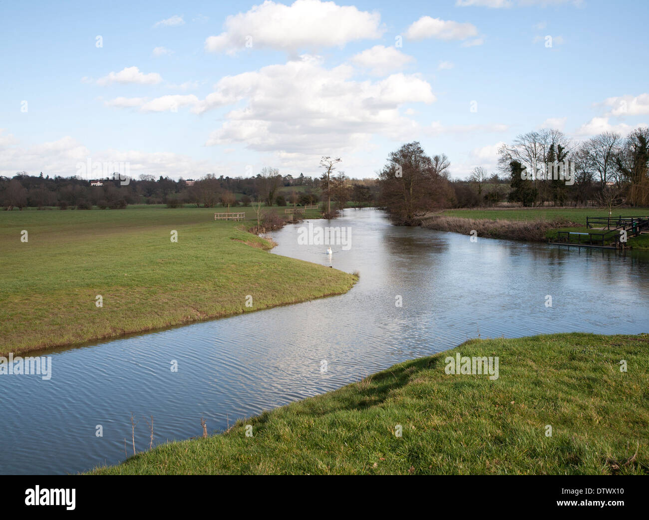 Un tributario che unisce il fiume Stour ad una confluenza delle acque a Dedham, Essex, Inghilterra Foto Stock