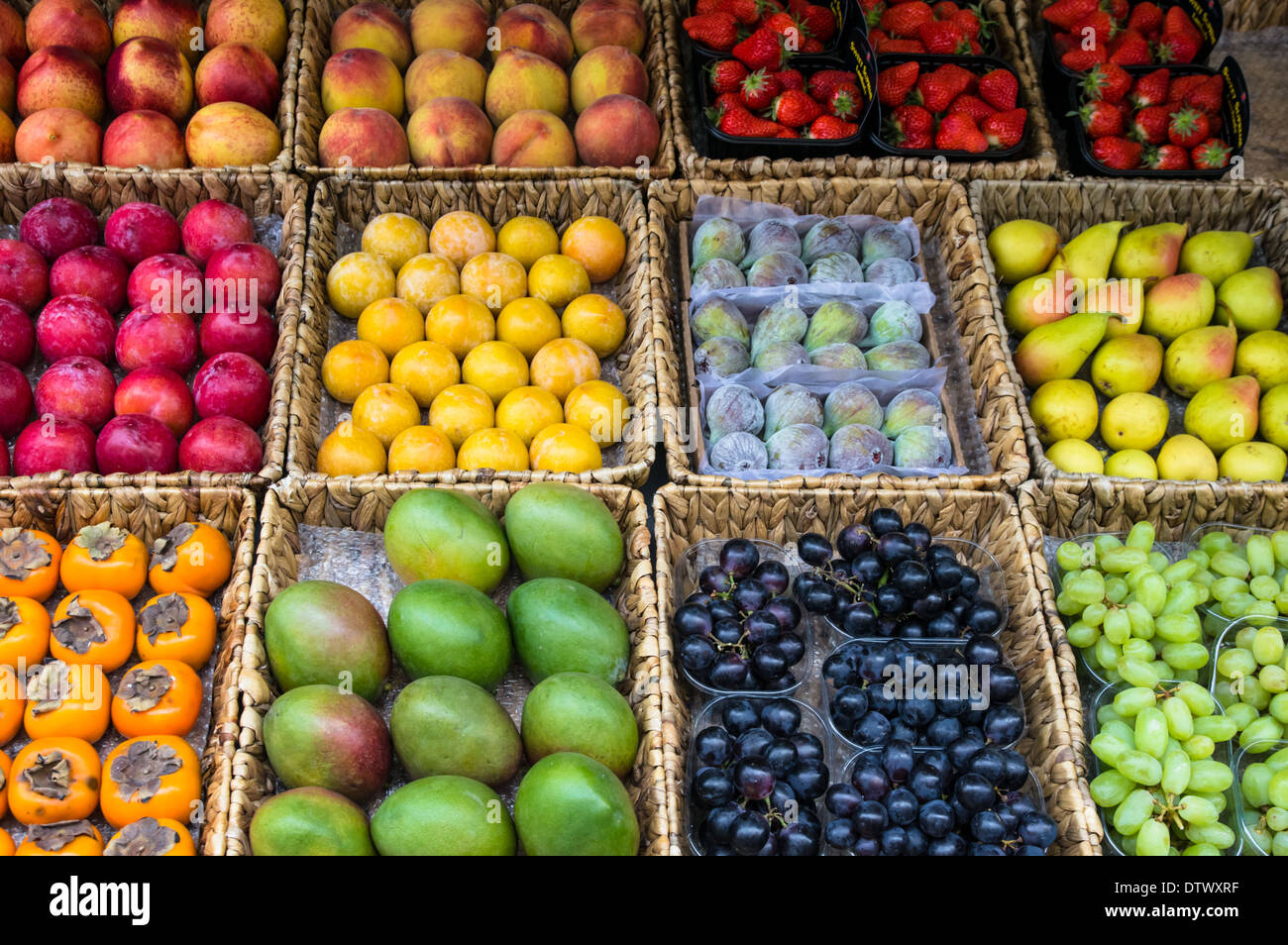 Frutta in vendita al mercato locale Foto Stock