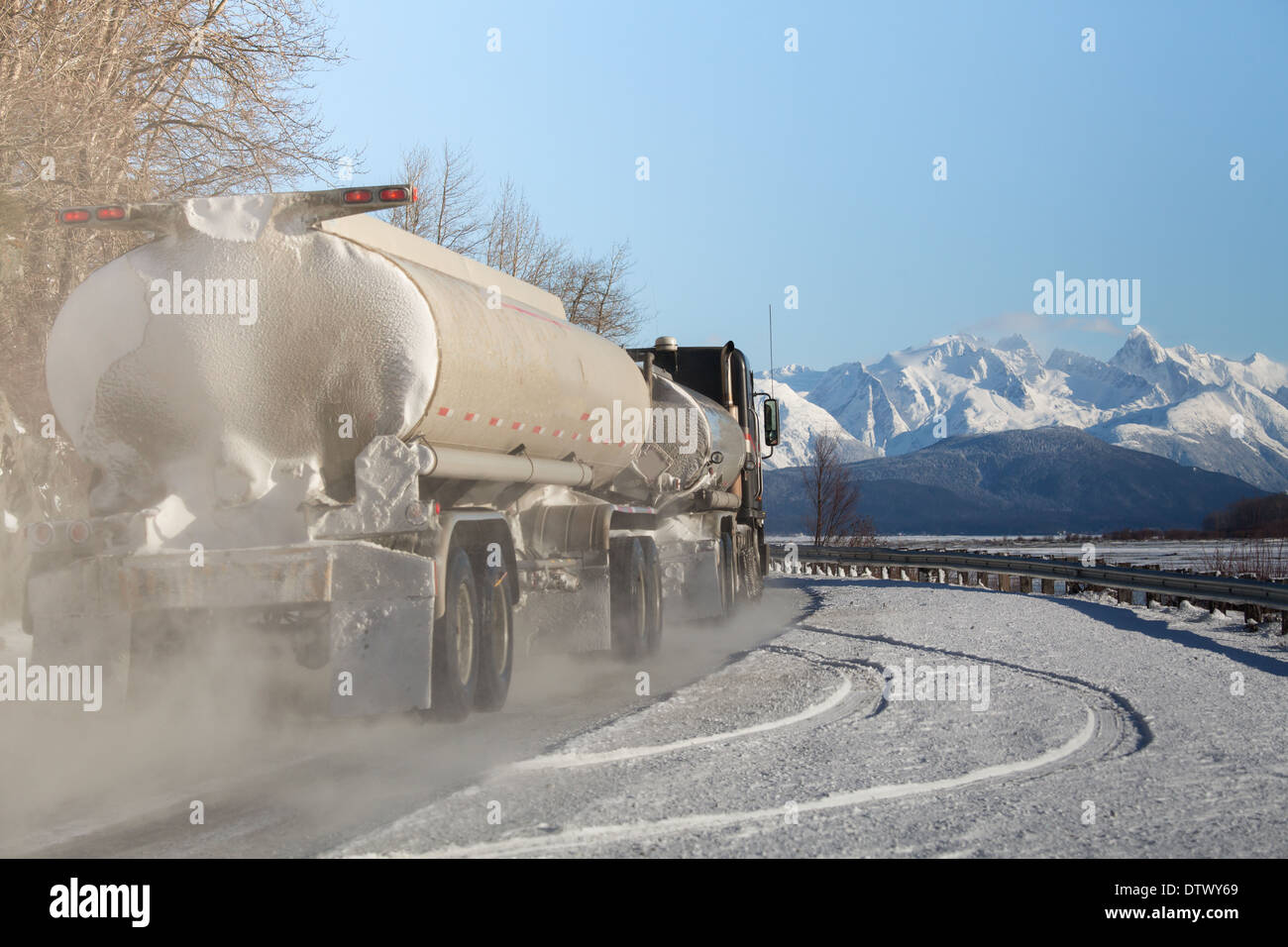 Autocisterna su una stretta strada in Alaska in inverno. Foto Stock