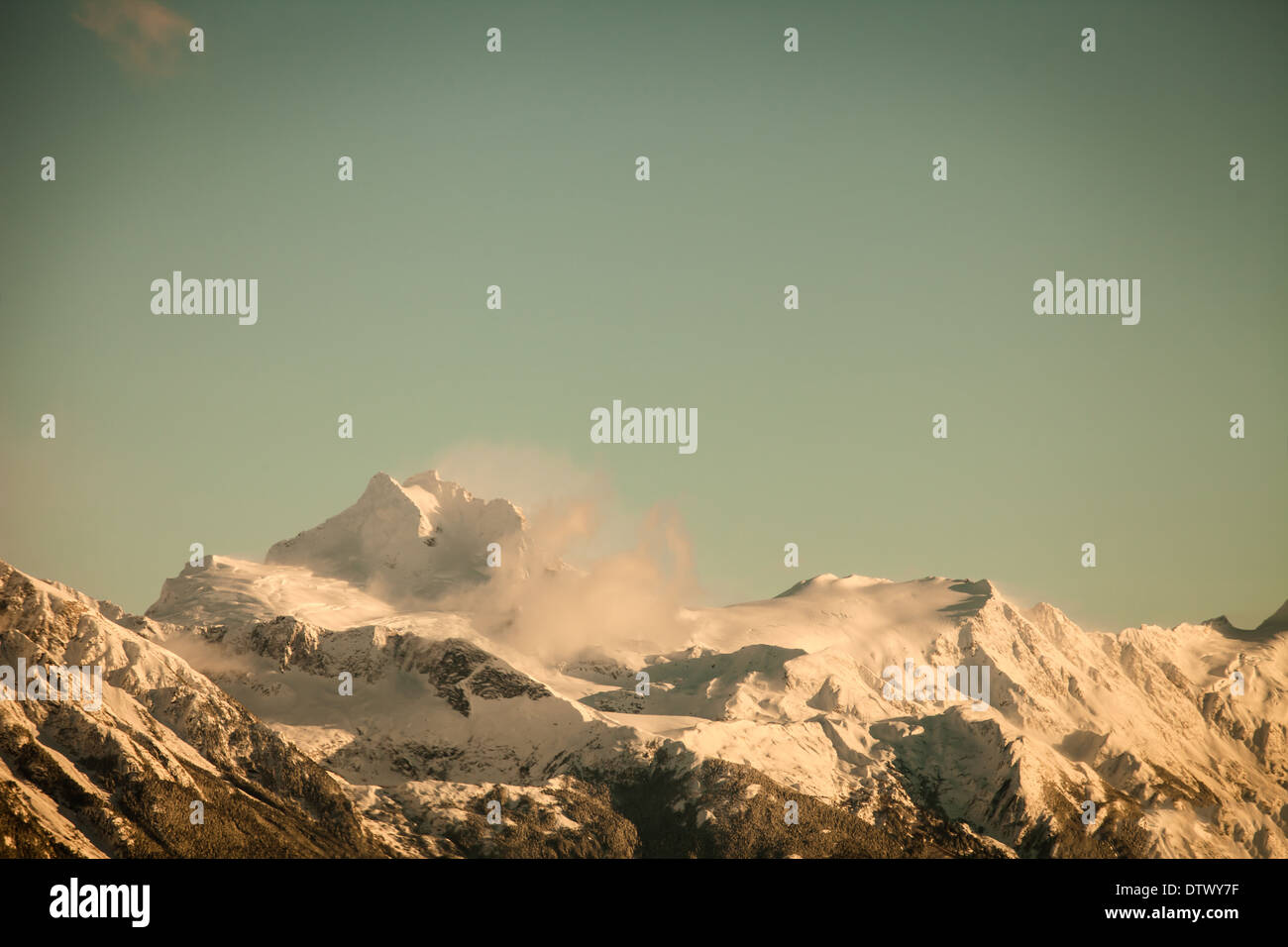 Picchi di montagna nella gamma di costa nel sud-est dell Alaska in inverno con colorazione vintage. Foto Stock