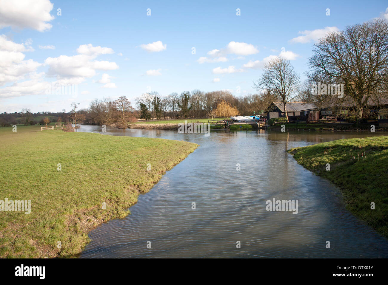 Un tributario che unisce il fiume Stour ad una confluenza delle acque a Dedham, Essex, Inghilterra Foto Stock