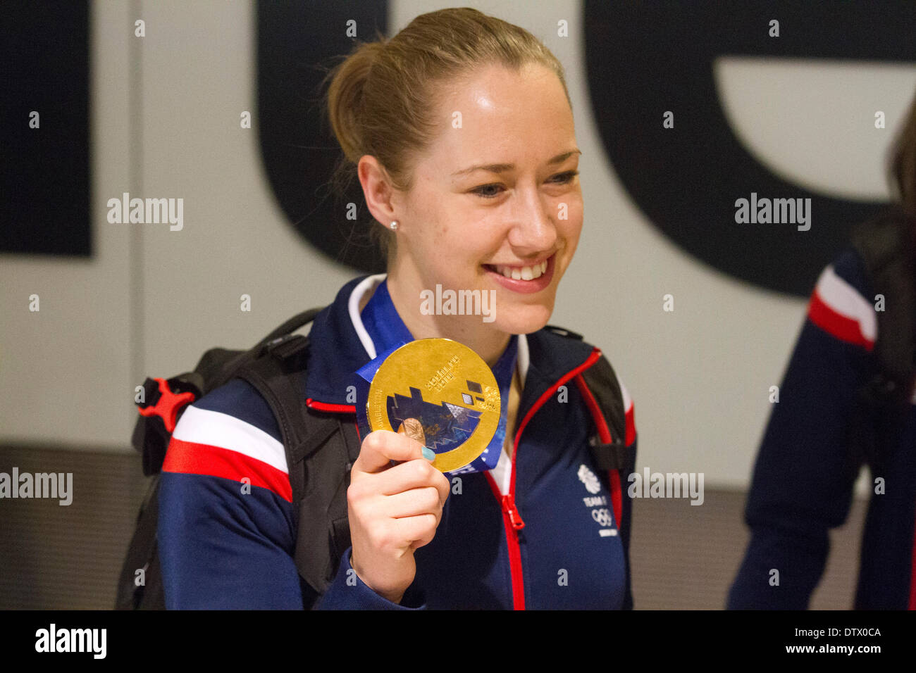 Aeroporto di Heathrow di Londra, Regno Unito. Il 24 febbraio 2014. Liz Yarnold vincitore della donna scheletro event arriva a Heathrow dal 2014 Olimpiadi invernali di Sochi indossando la sua medaglia d oro Credito: amer ghazzal/Alamy Live News Foto Stock