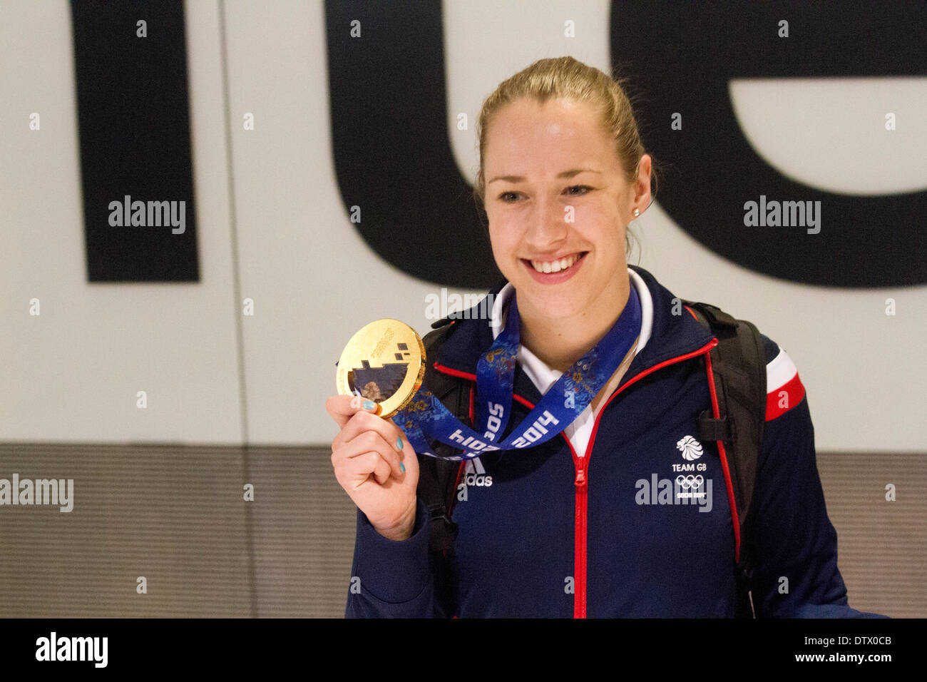 Aeroporto di Heathrow di Londra, Regno Unito. Il 24 febbraio 2014. Liz Yarnold vincitore della donna scheletro event arriva a Heathrow dal 2014 Olimpiadi invernali di Sochi indossando la sua medaglia d oro Credito: amer ghazzal/Alamy Live News Foto Stock