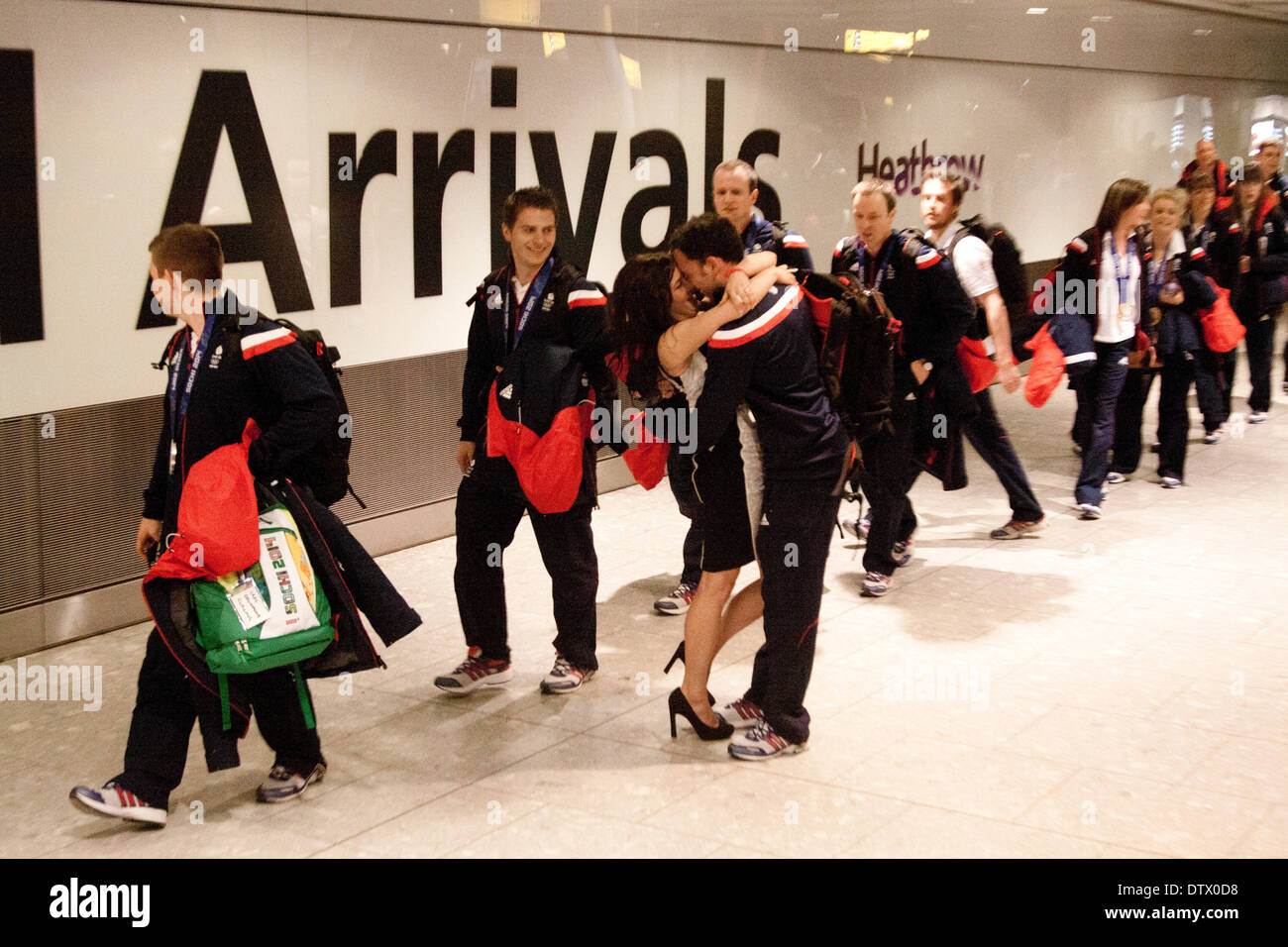 Aeroporto di Heathrow di Londra, Regno Unito. Il 24 febbraio 2014. Dave Murdoch capitano di uomini del team curliing è abbracciato da sua moglie dopo l arrivo all aeroporto di Heathrow dal 2014 Olimpiadi invernali di Sochi indossando la sua medaglia d oro Credito: amer ghazzal/Alamy Live News Foto Stock