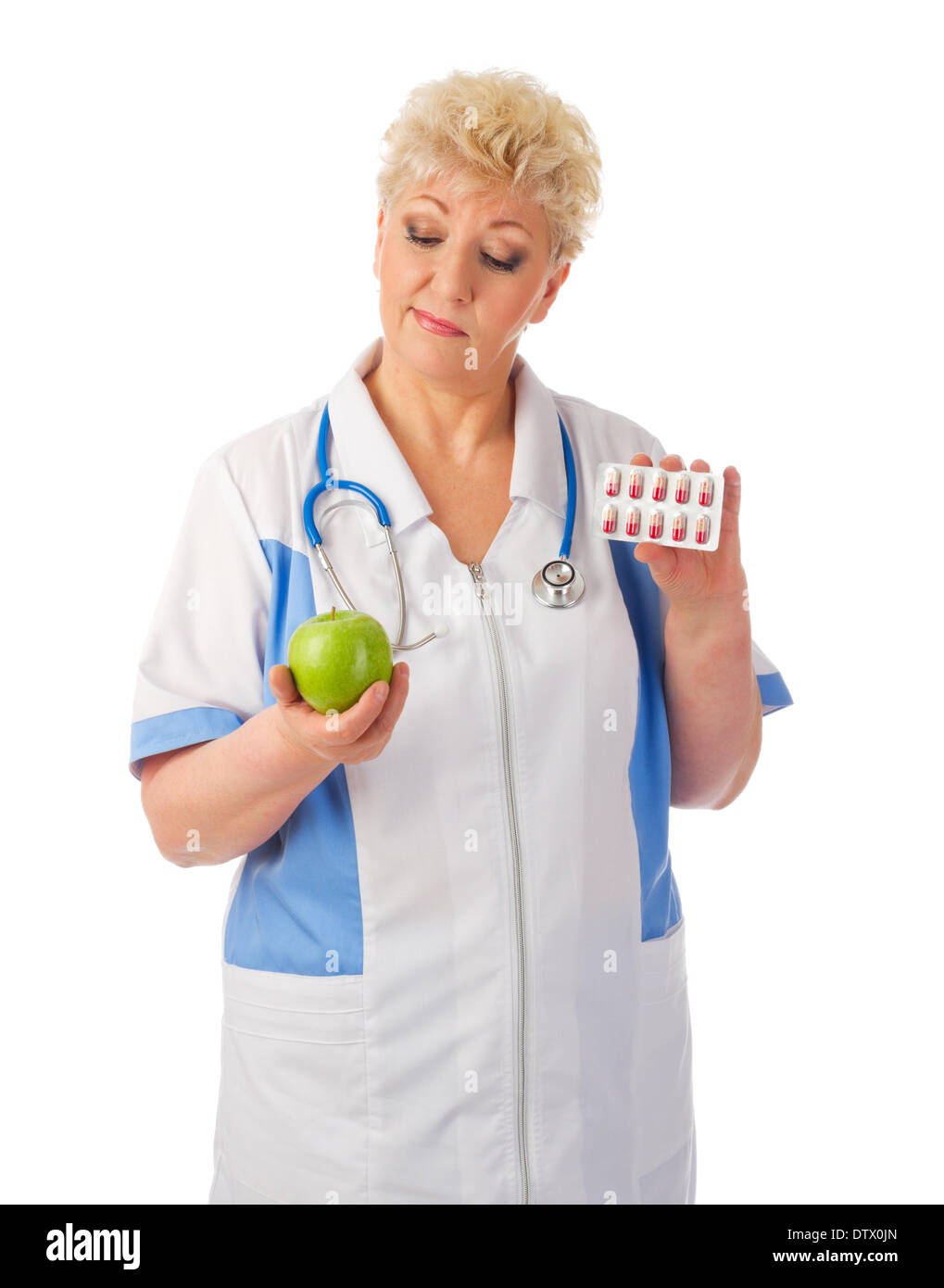 Medico maturo con Apple e pillole isolato Foto Stock