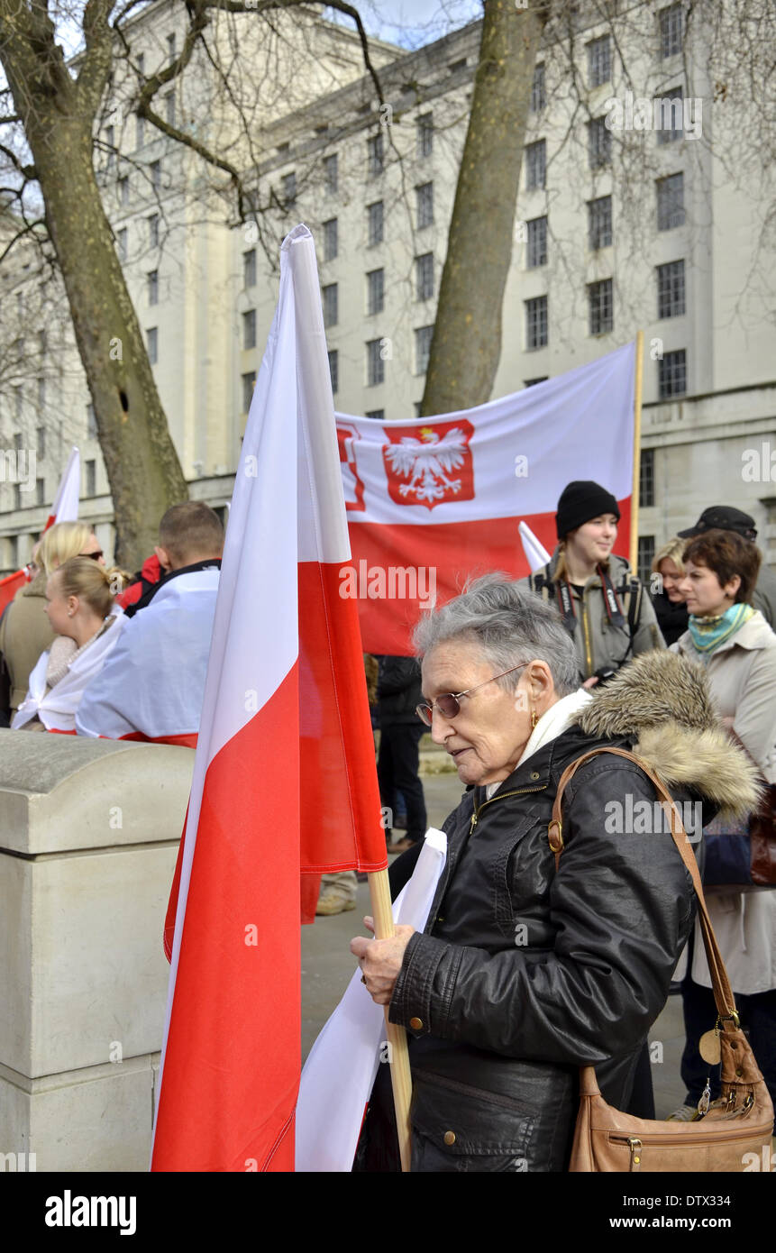 Londra, Regno Unito. Il 24 febbraio 2014. Il polacco a Downing Street la protesta contro la discriminazione da parte di politici e i media a Londra. Credito: Marcin Libera/Alamy Live News Foto Stock