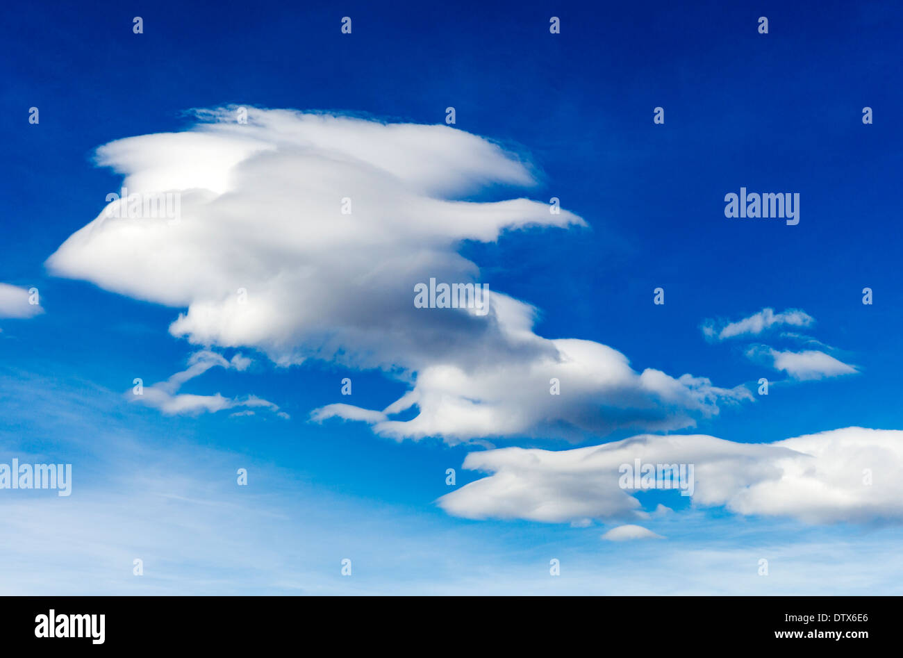 Wispy nuvole bianche galleggiante in un azzurro cielo Colorado Foto Stock
