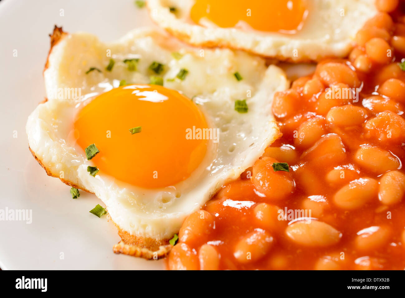 Il tuorlo delle uova e fagioli.Il fuoco selettivo sul bean Foto Stock