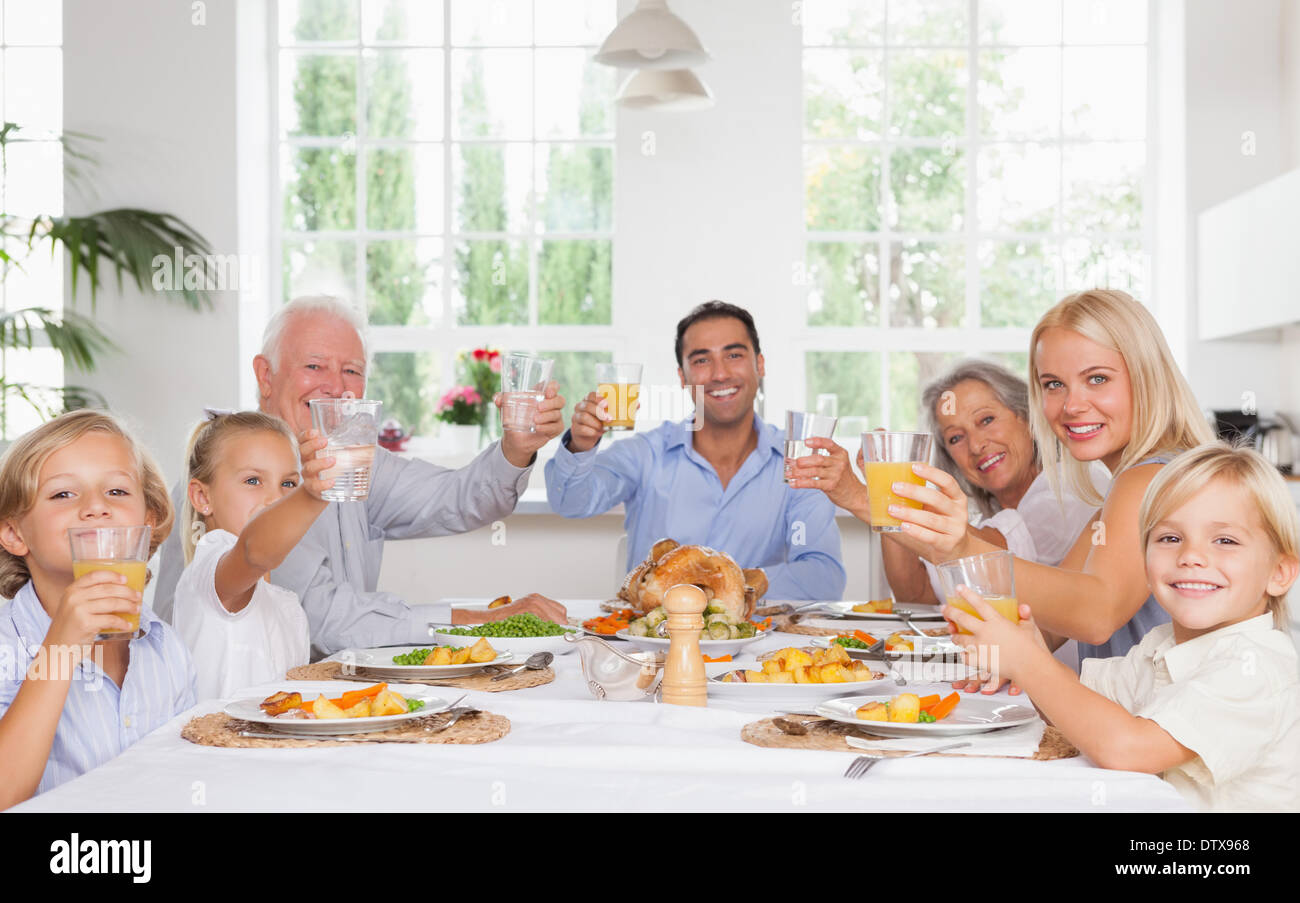La famiglia felice la tostatura in cena di ringraziamento Foto Stock