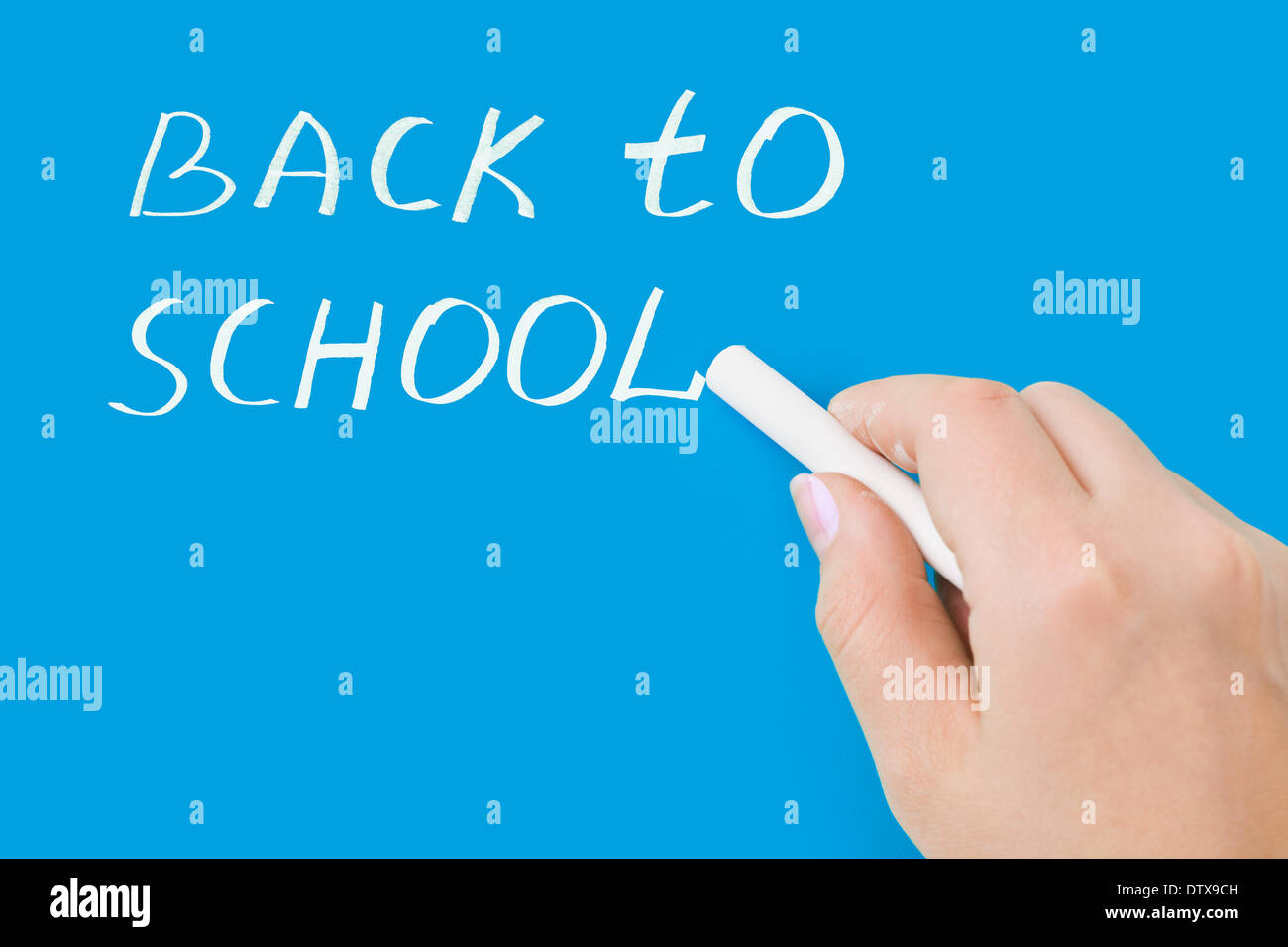 Mano con chalk iscritto si torna a scuola Foto Stock