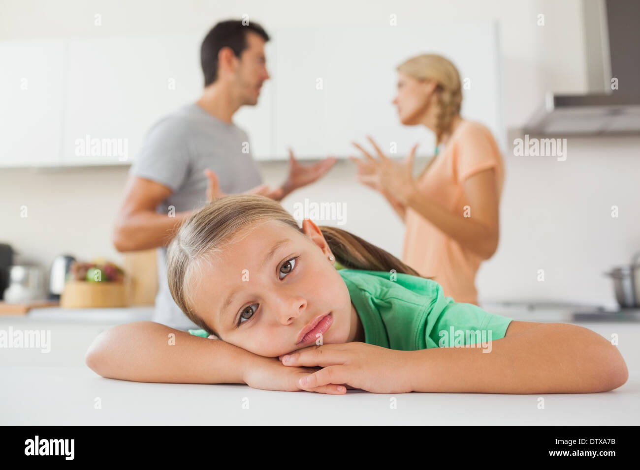 Arrabbiato giovane sostenendo dietro una ragazza triste Foto Stock