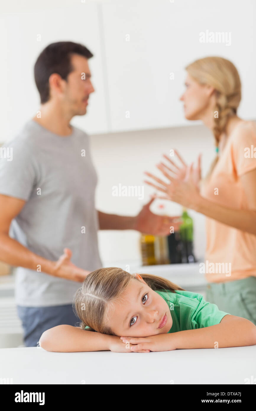 I genitori sostenendo dietro una ragazza triste Foto Stock