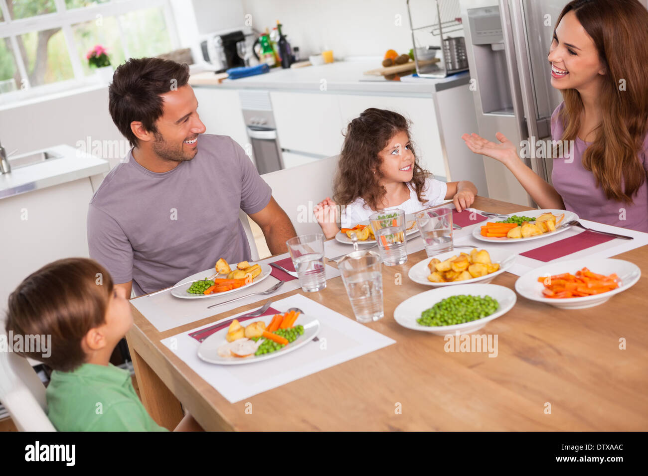 Parlare di famiglia intorno al tavolo per la cena Foto Stock