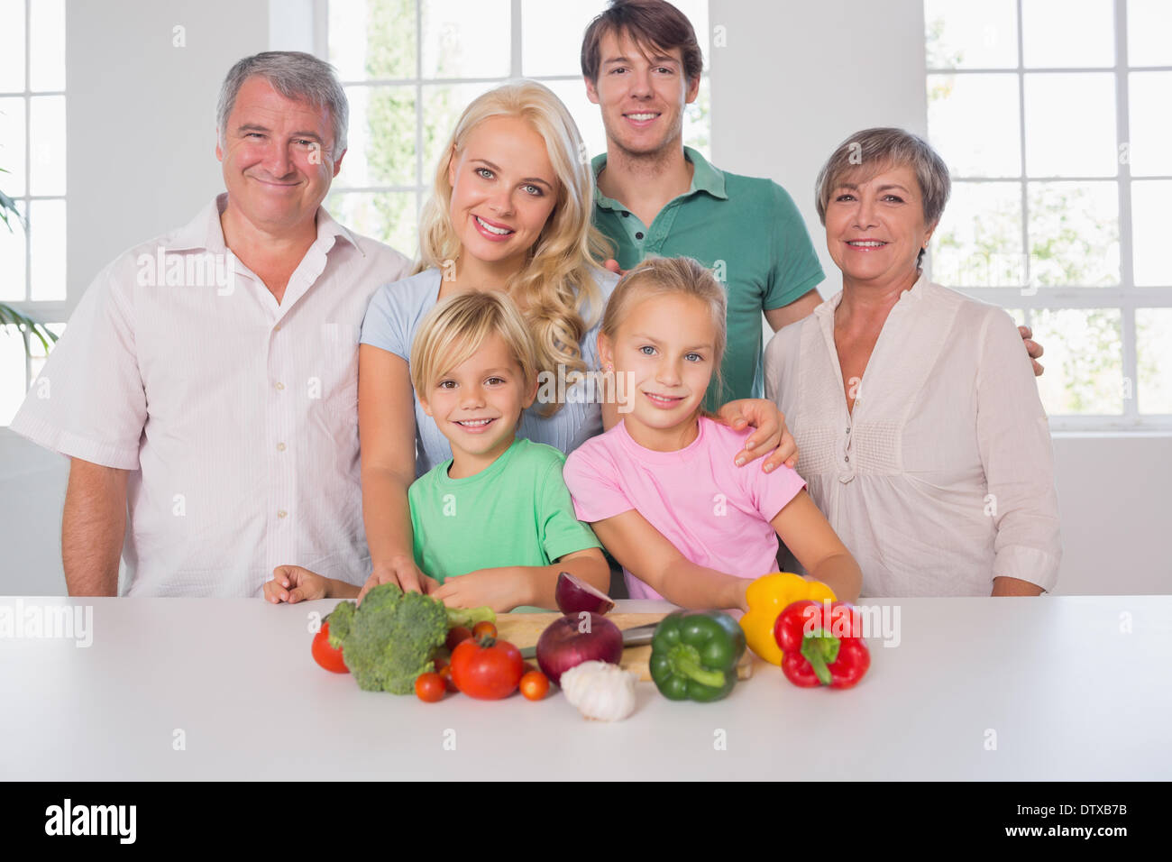 Famiglia sorridente con verdure Foto Stock