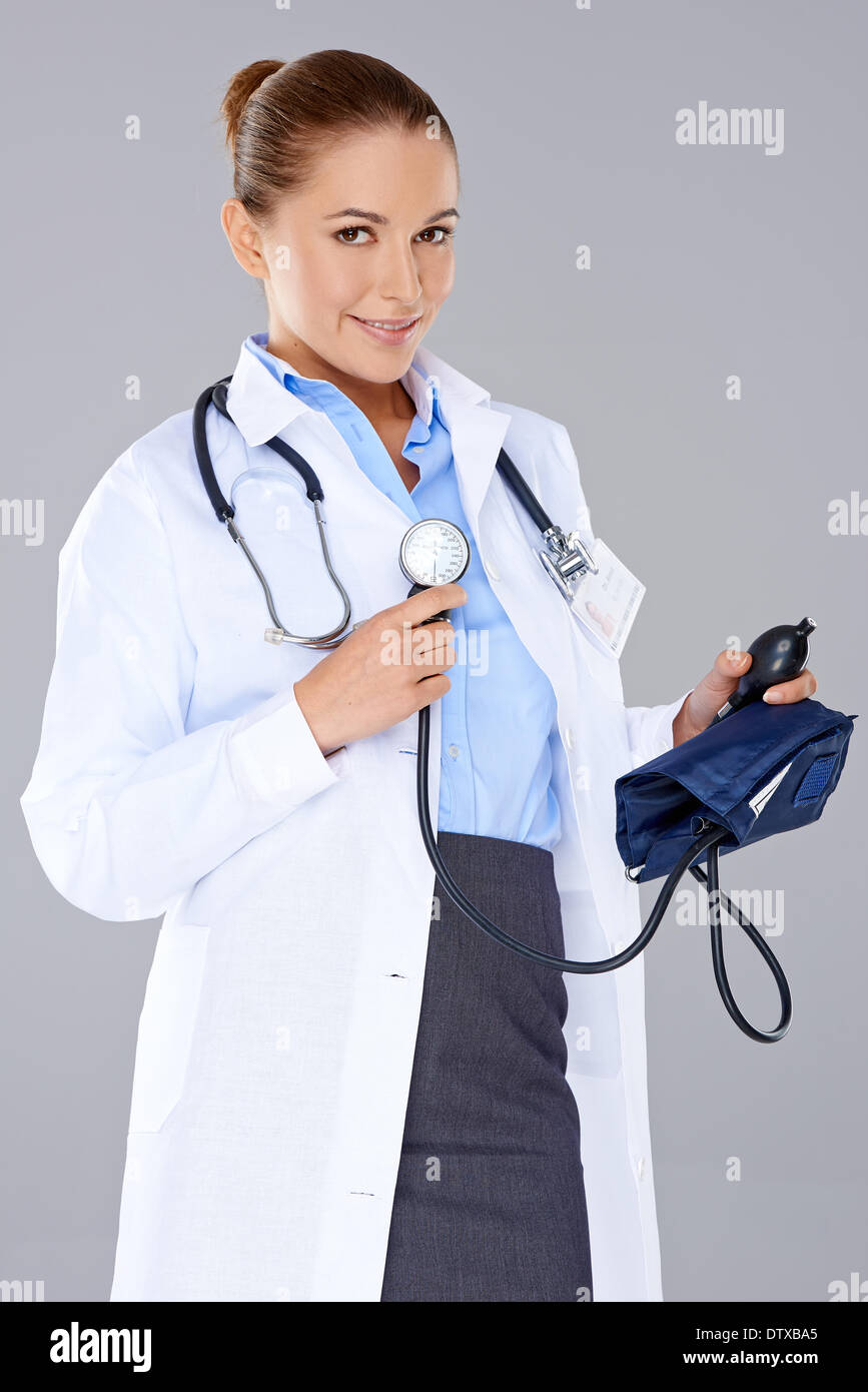 Donna medico con uno sfigmomanometro Foto Stock