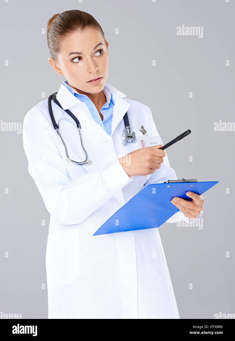 Donna medico con una clipboard Foto Stock
