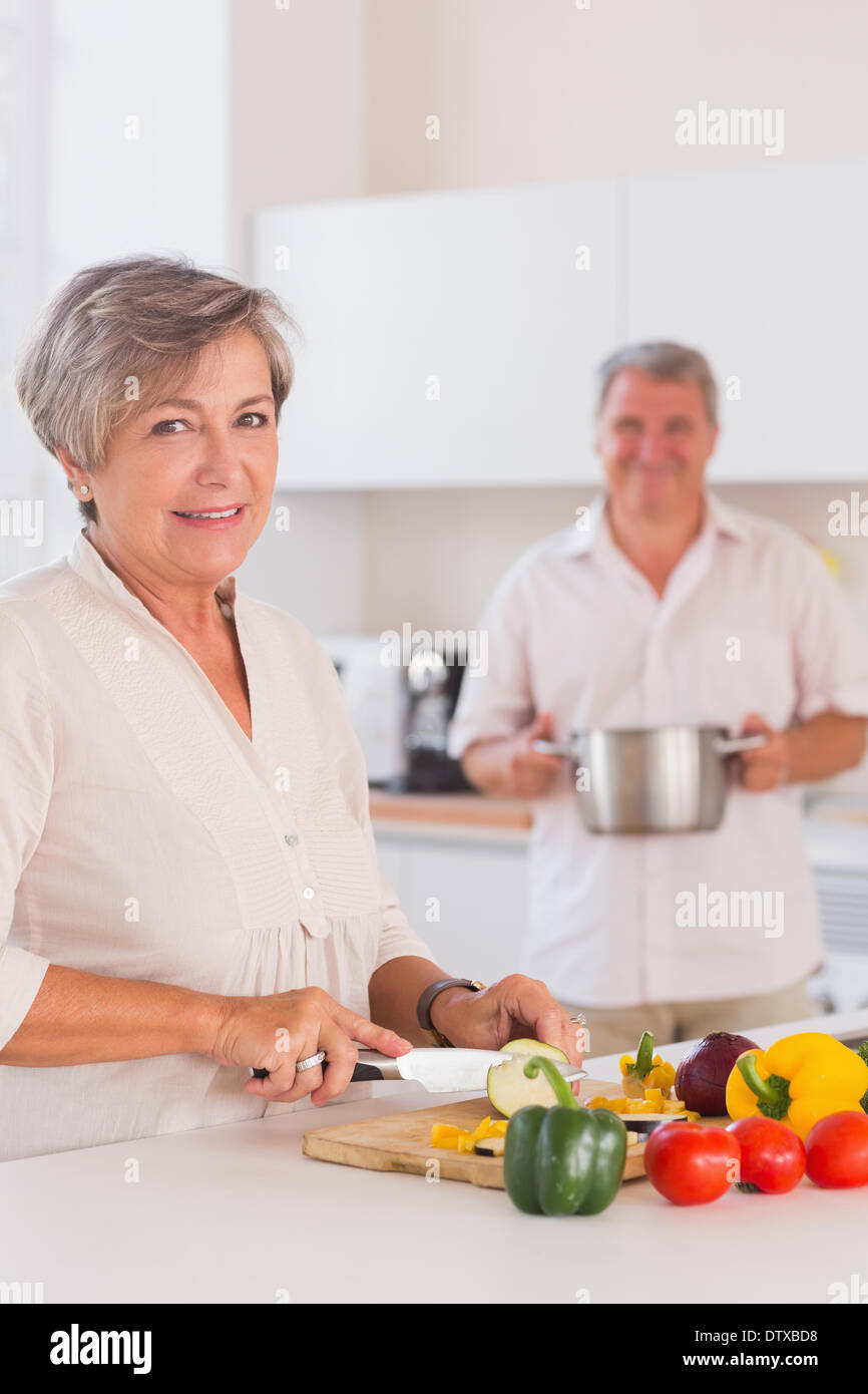 Gli amanti della vecchia la preparazione di alimenti Foto Stock