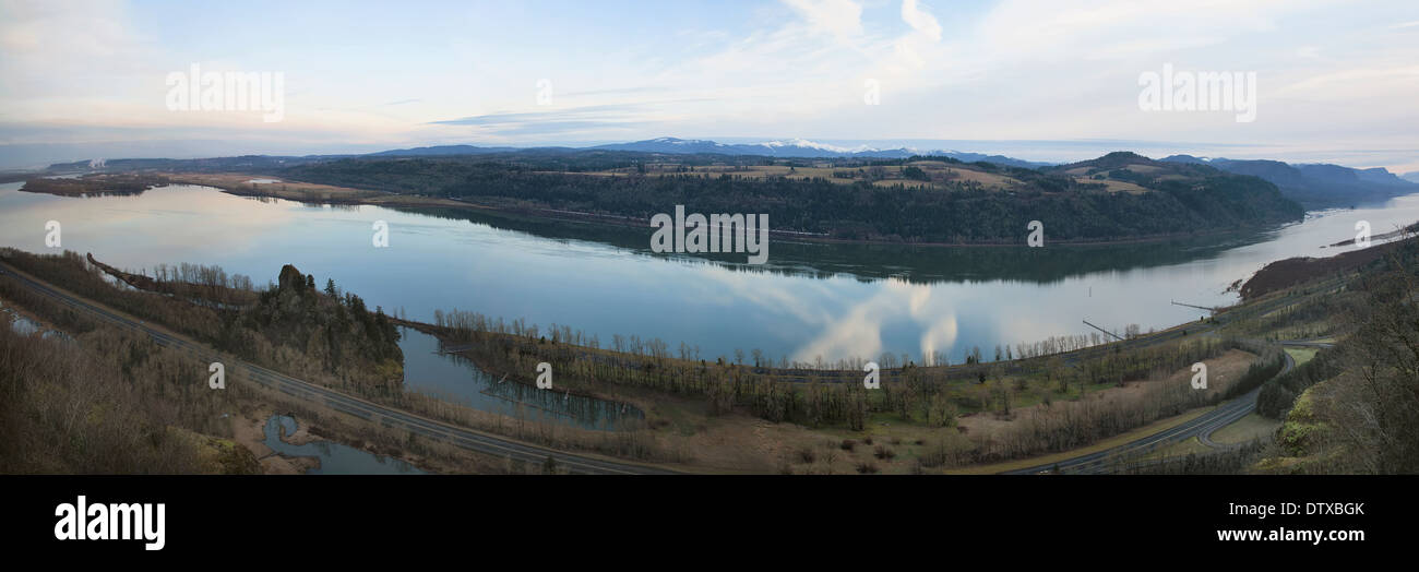 La Columbia River Gorge tra Washington e Oregon al mattino durante il panorama invernale Foto Stock