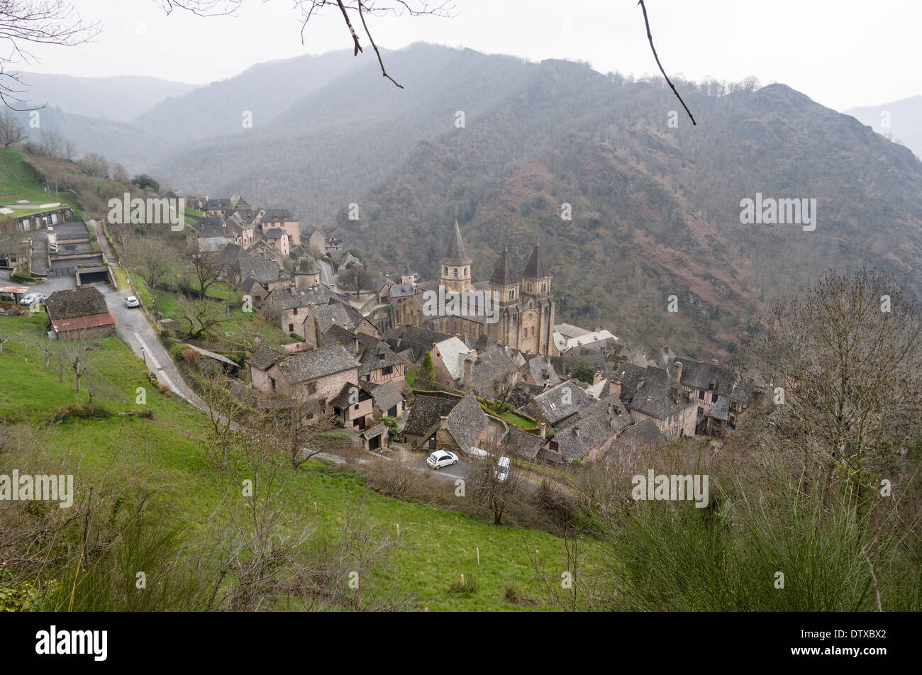 Il villaggio di Conques. Circondato da colline ripide e accessibile solo da strade secondarie. Foto Stock