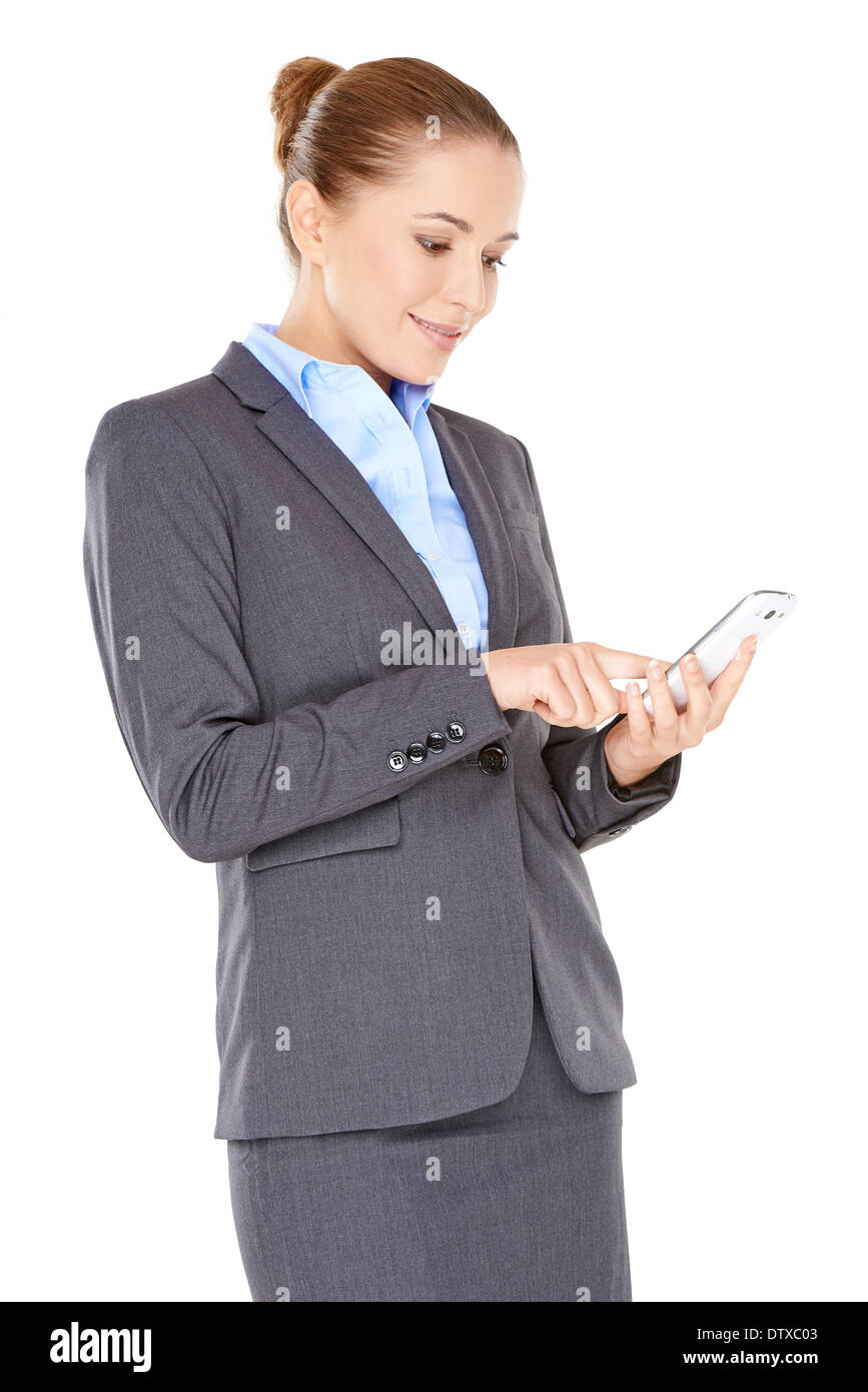 La donna la lettura di un sms sul suo telefono cellulare Foto Stock