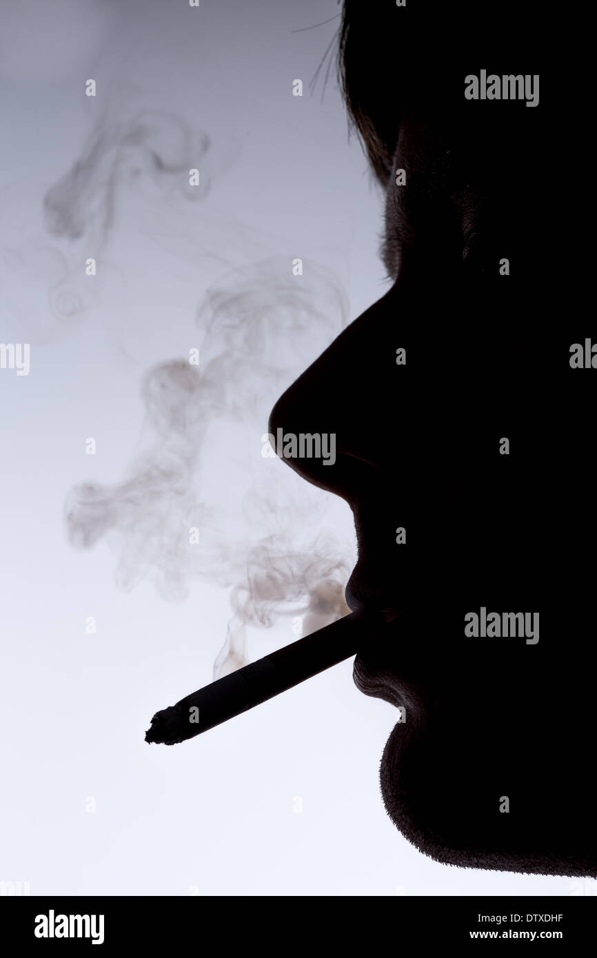 Vicino la silhouette di un uomo per fumatori Foto Stock