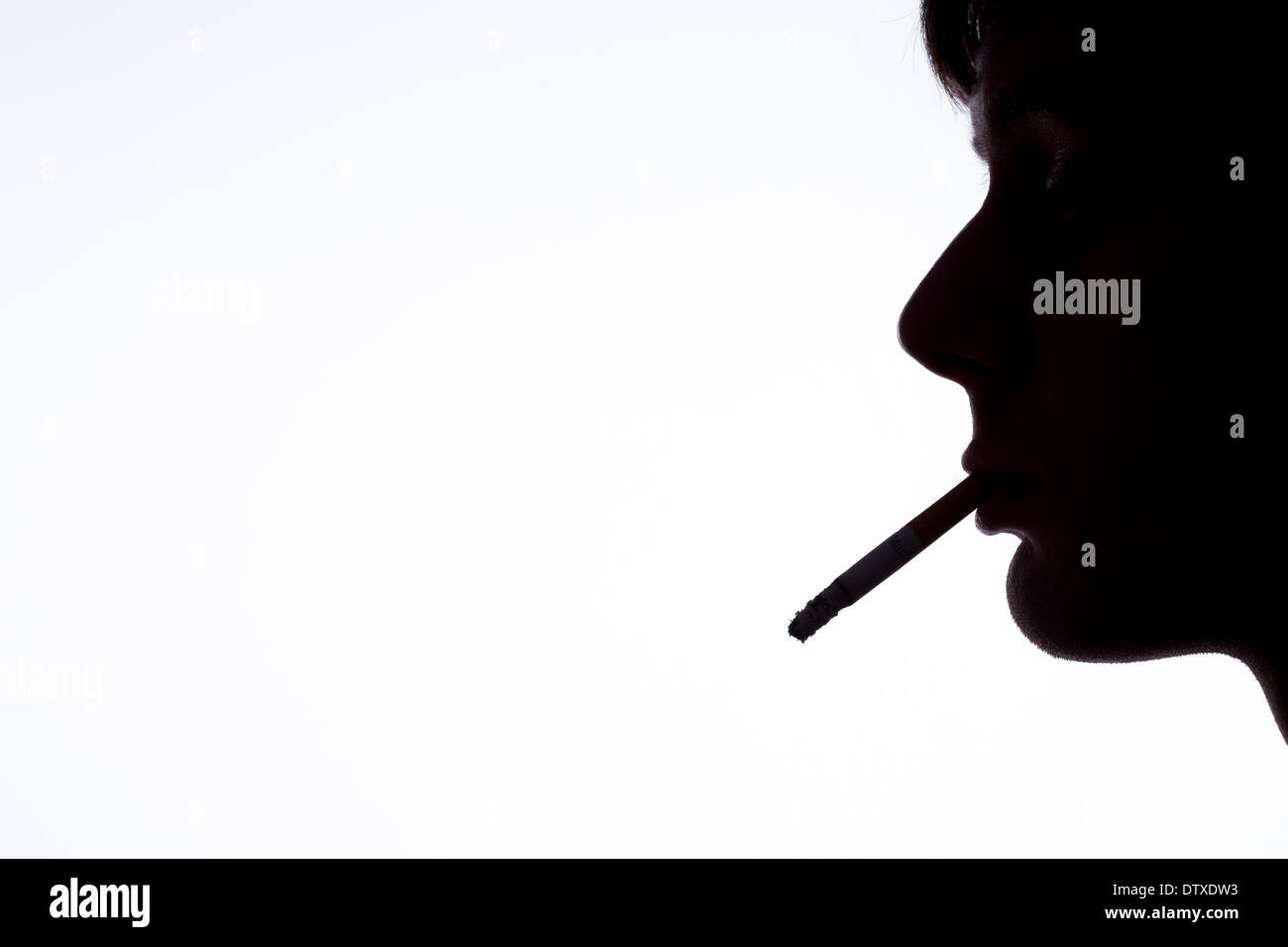 Silhouette di fumatori uomo Foto Stock