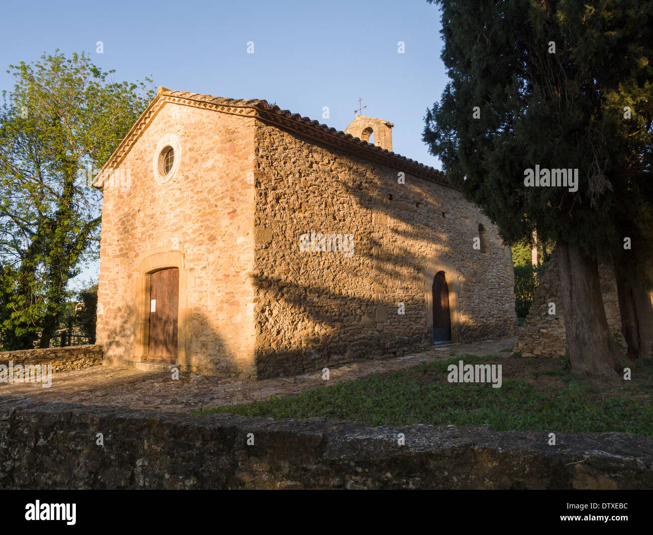 Santa Susanna de Peralta Chiesa. Una piccola chiesa di pietra in Spagna rurale illumina con la luce bassa di un ambiente SUN. Foto Stock