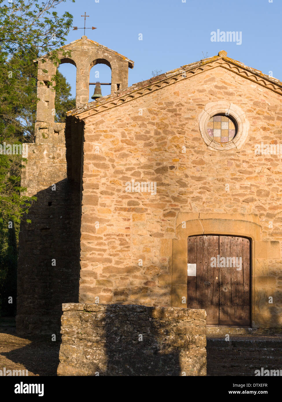 Santa Susanna de Peralta Chiesa. Una piccola chiesa di pietra in Spagna rurale illumina con la luce bassa di un ambiente SUN. Foto Stock