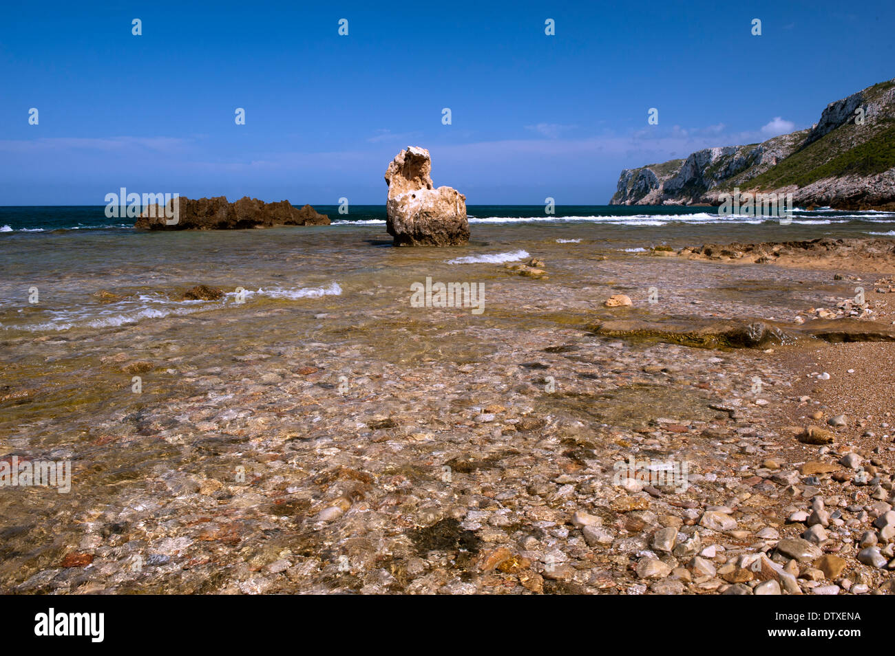 Les Rotes beach, Denia. Un coaastline rocciosa che è un'area di bellezza naturale. Foto Stock