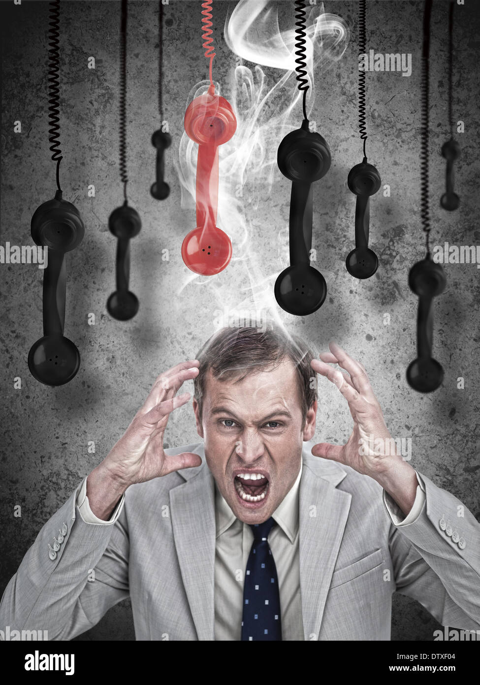 Ha sottolineato imprenditore con i ricevitori del telefono Foto Stock