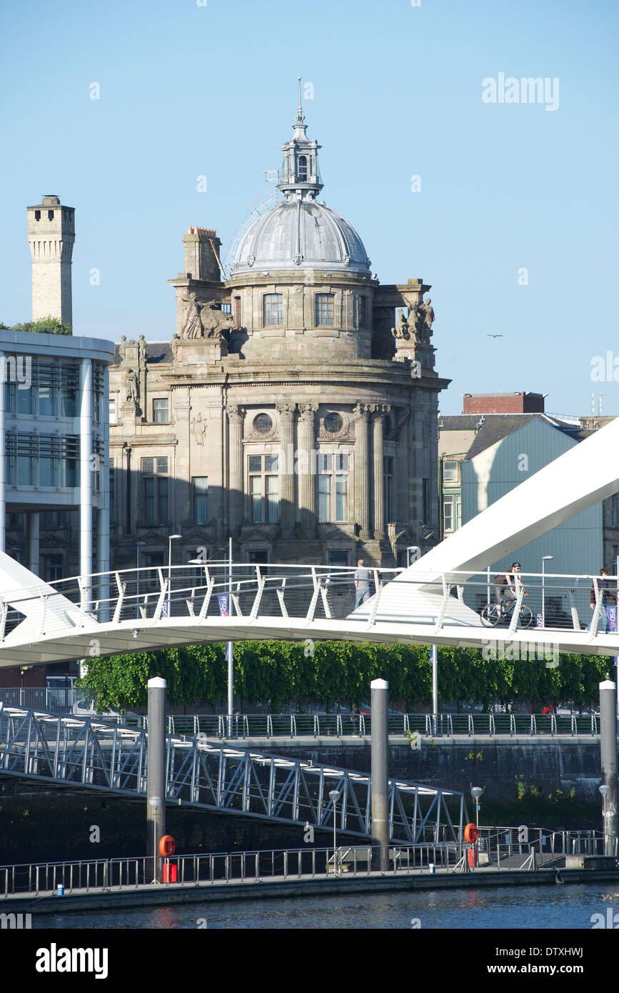 Clyde Autorità Portuale edificio incorniciato da Squinty Bridge, Glasgow. Foto Stock