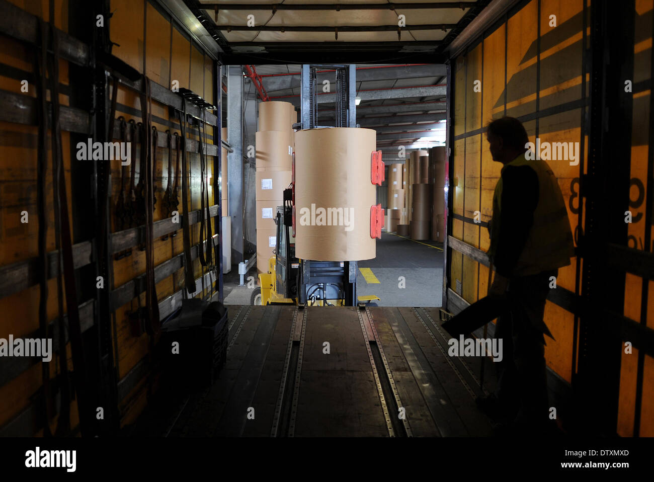 Hagen, Germania. Xx Febbraio 2014. Un carrello elevatore a forche carichi imballati un rotolo di carta in un camion nella logistica hall di società di Stora Enso a Hagen, Germania, 20 febbraio 2014. La Stora Enso produce carta di alta qualità per la stampa di riviste, tra le altre cose. La conferenza stampa annuale del tedesco industria della carta si svolgerà il 25 febbraio 2014. L'industria della carta impiega 42.000 persone e ha un fatturato annuo di circa 15 miliardi di euro. Foto: Jonas Guettler/dpa/Alamy Live News Foto Stock