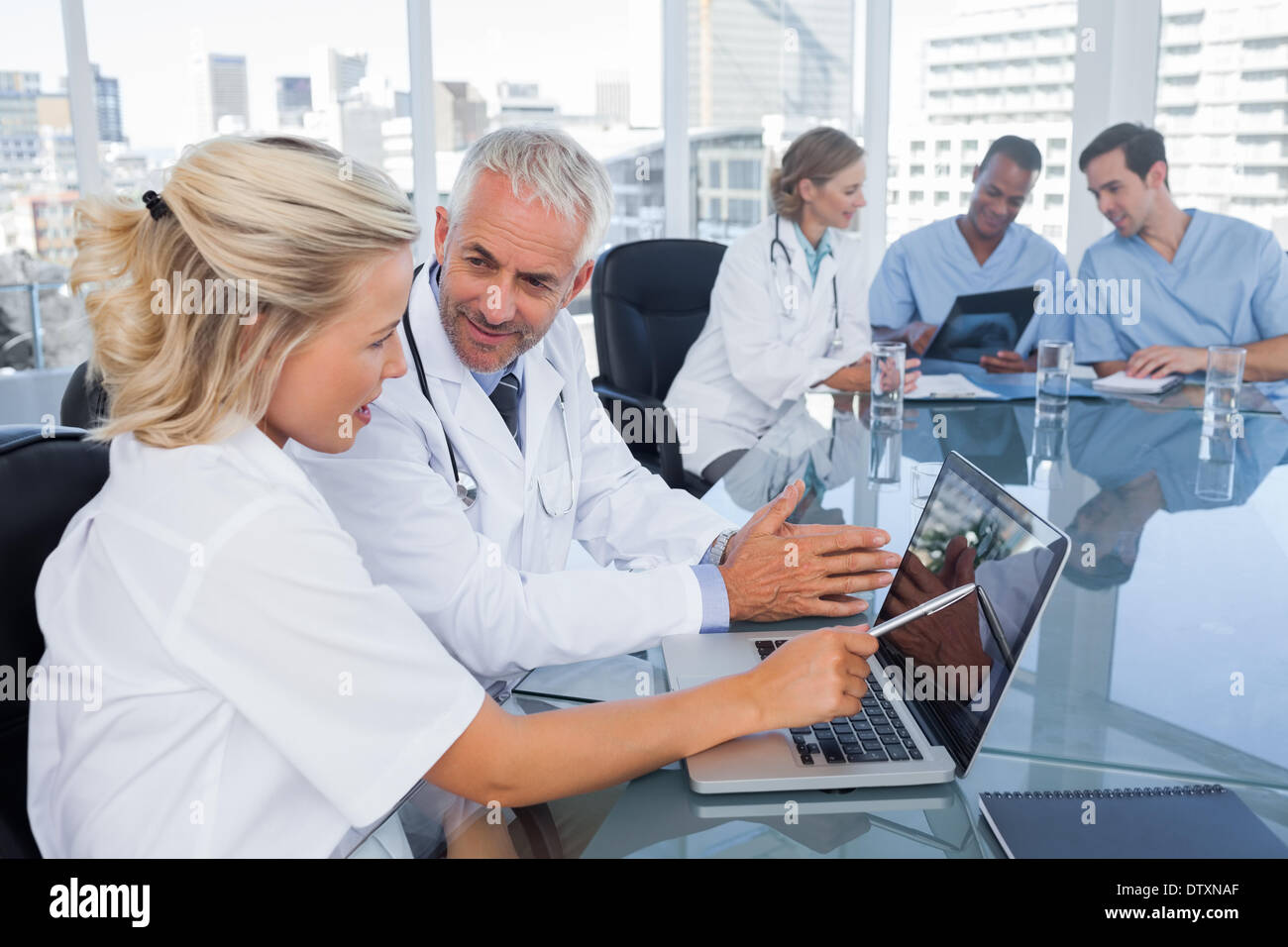 Due medici con un laptop Foto Stock