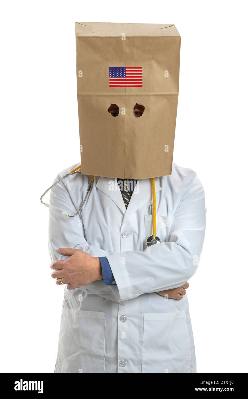 Medico americano che copre la testa con il sacchetto di carta isolate su sfondo bianco Foto Stock