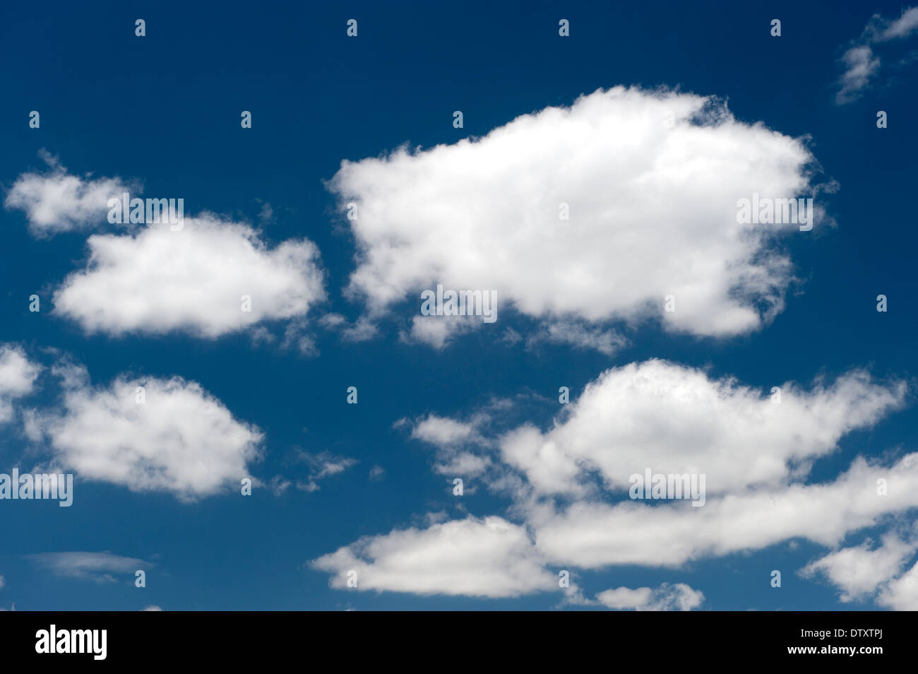 Profondo cielo blu con nuvole bianche. Foto Stock