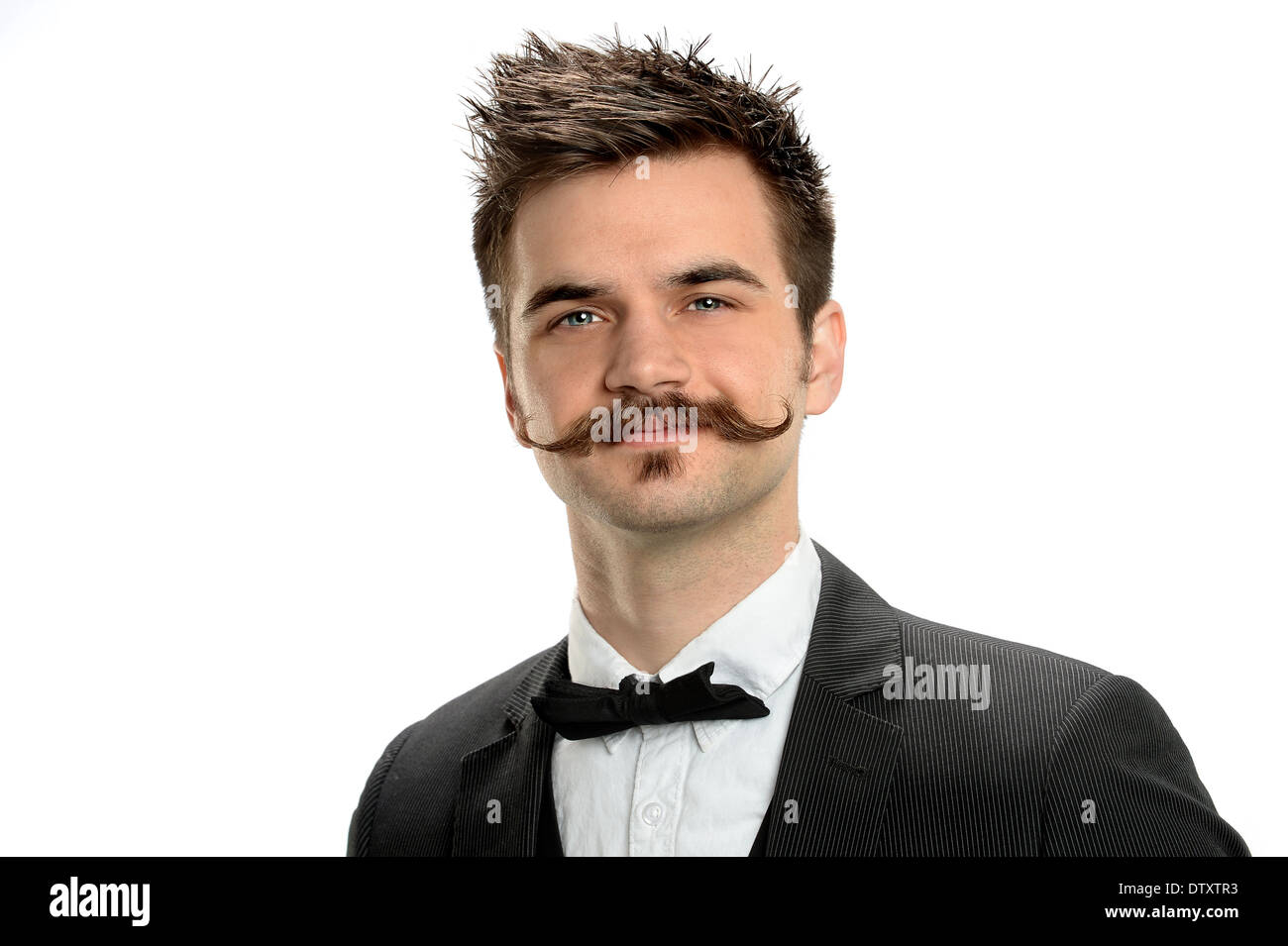 Giovane imprenditore con baffi di fantasia e black tie isolate su sfondo bianco Foto Stock