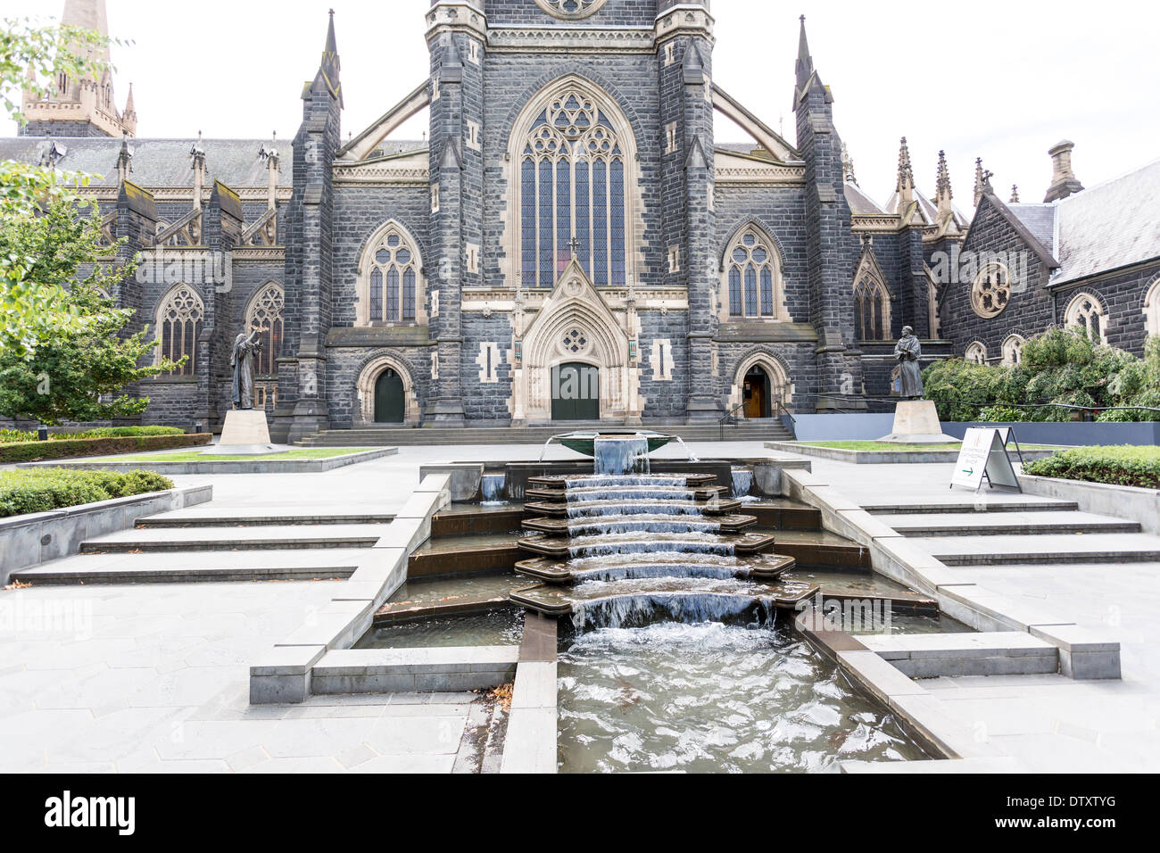 Funzione di acqua che conduce alla Cattedrale di San Patrizio a Melbourne Foto Stock