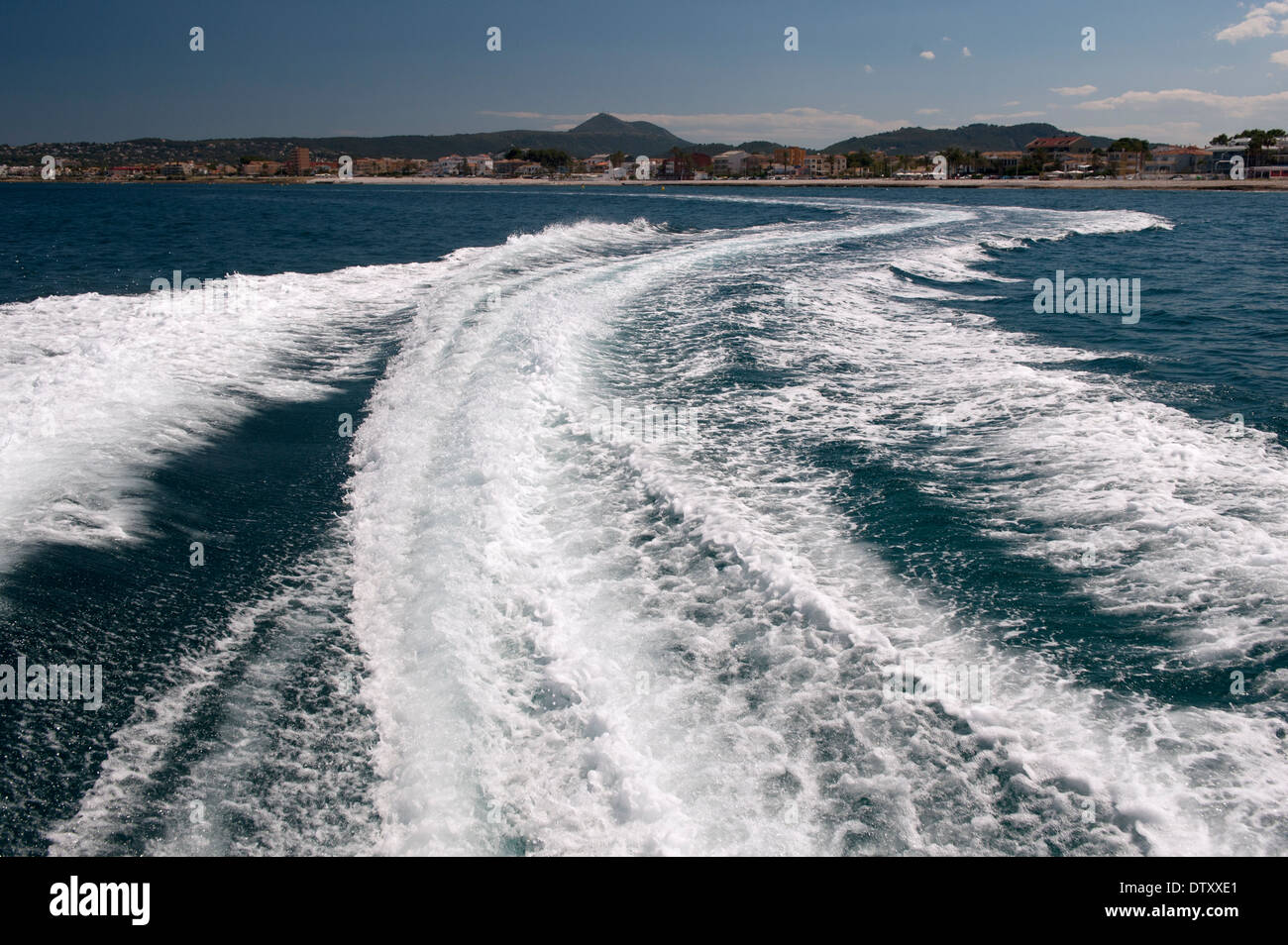 Sentieri di acqua causata dal motoscafo sul mare. Foto Stock