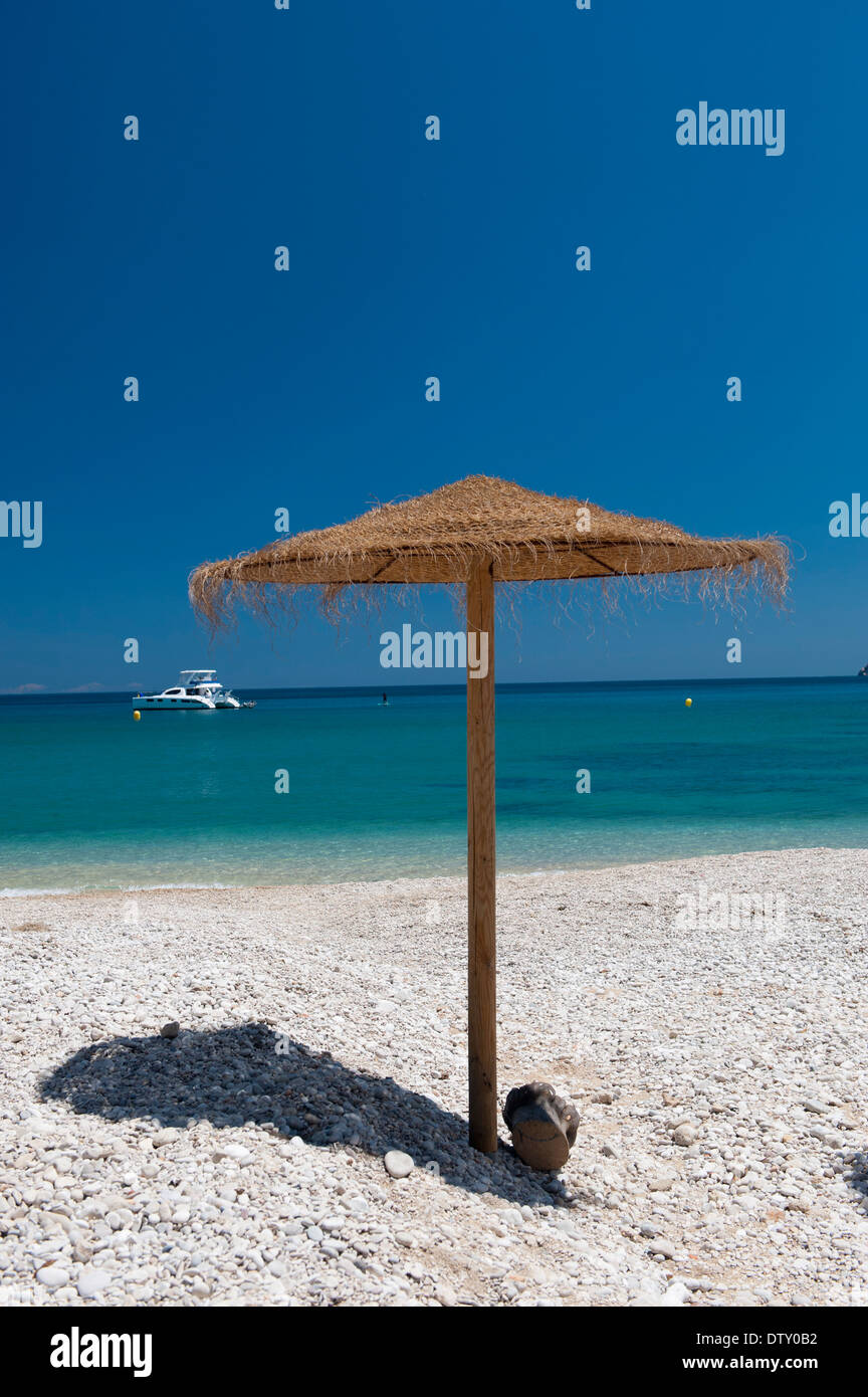 Tradizionale ombrelloni sulla spiaggia a Xabia, Spagna. Foto Stock