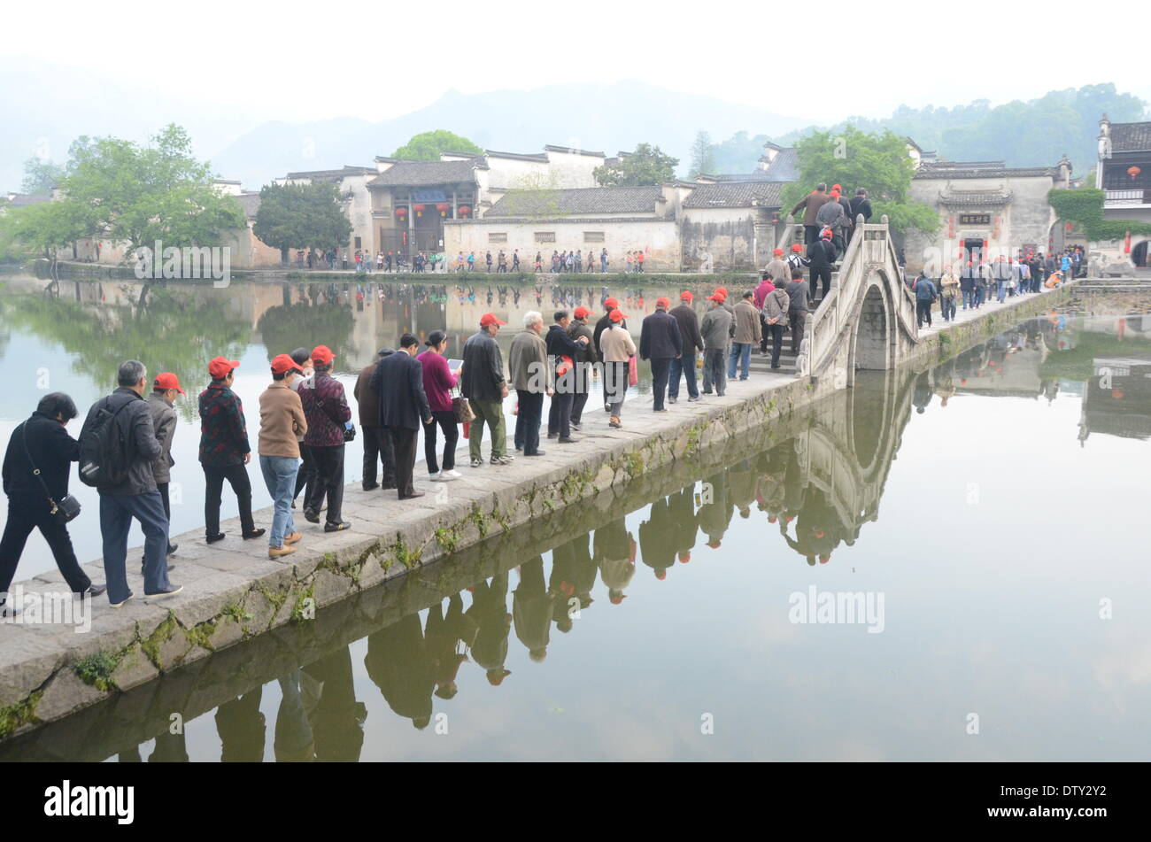 Zhengzhou, cinese della provincia di Anhui. 29 Maggio, 2013. I turisti di visitare il borgo antico di Hongcun in Yixian County, est cinese della provincia di Anhui, 29 maggio 2013. La Cina ha visto 3,26 miliardi in entrata viaggi turistici in 2013, un aumento del 10,3 per cento anno su anno. Nel 2013, i ricavi dal turismo in entrata pari a 2.6276 mille miliardi di yuan (circa 430 miliardi di dollari), fino 15,7 percento rispetto all'anno precedente. © Wang Song/Xinhua/Alamy Live News Foto Stock