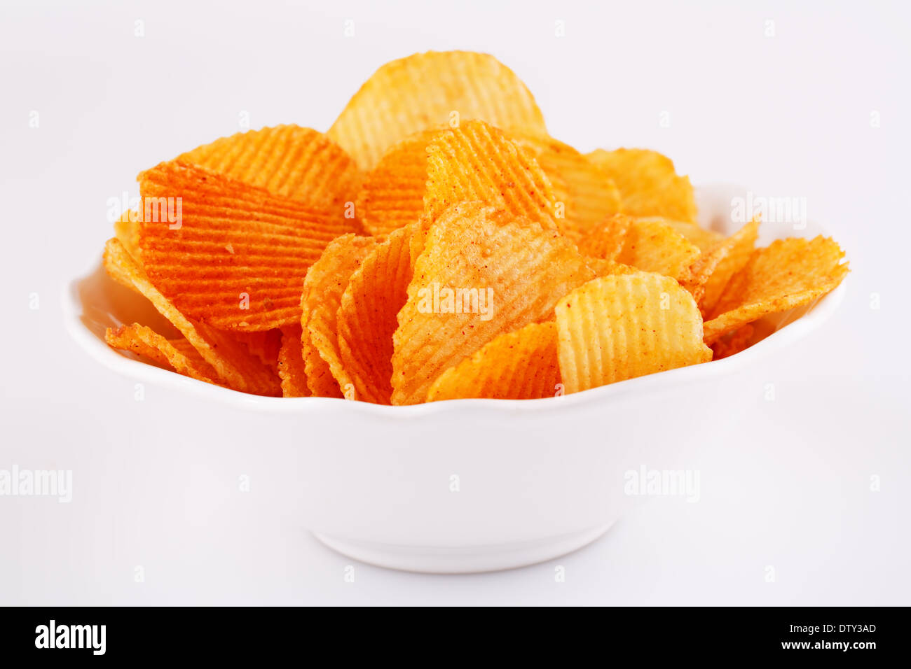 Potato Chips in ciotola bianco isolato su sfondo grigio. Foto Stock