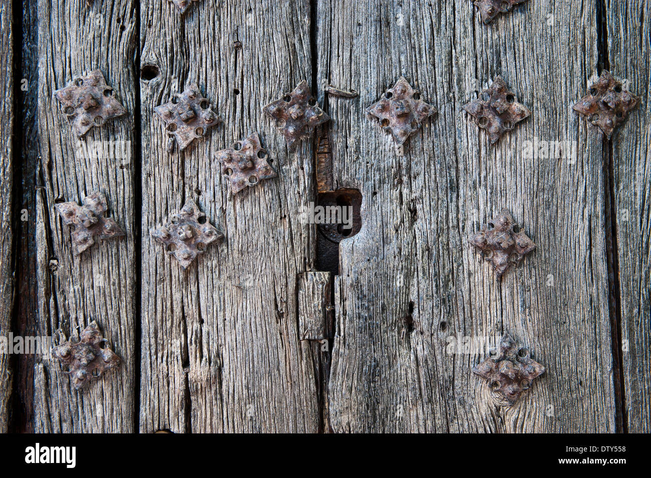 Il vecchio pesante porta di legno con borchie metalliche su, Guadalest Foto  stock - Alamy