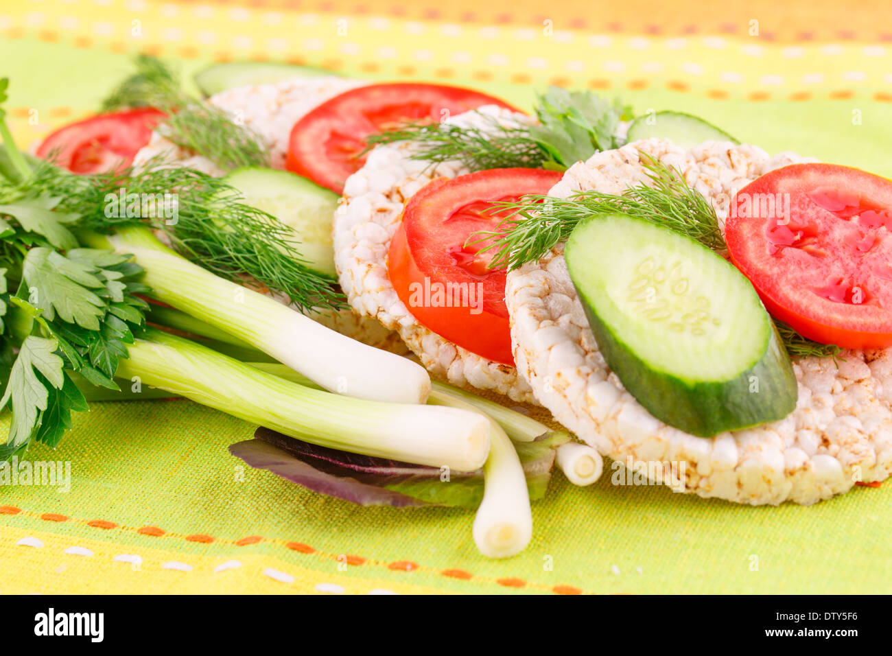 Riso soffiato cracker panini con verdure sulla tovaglia. Foto Stock
